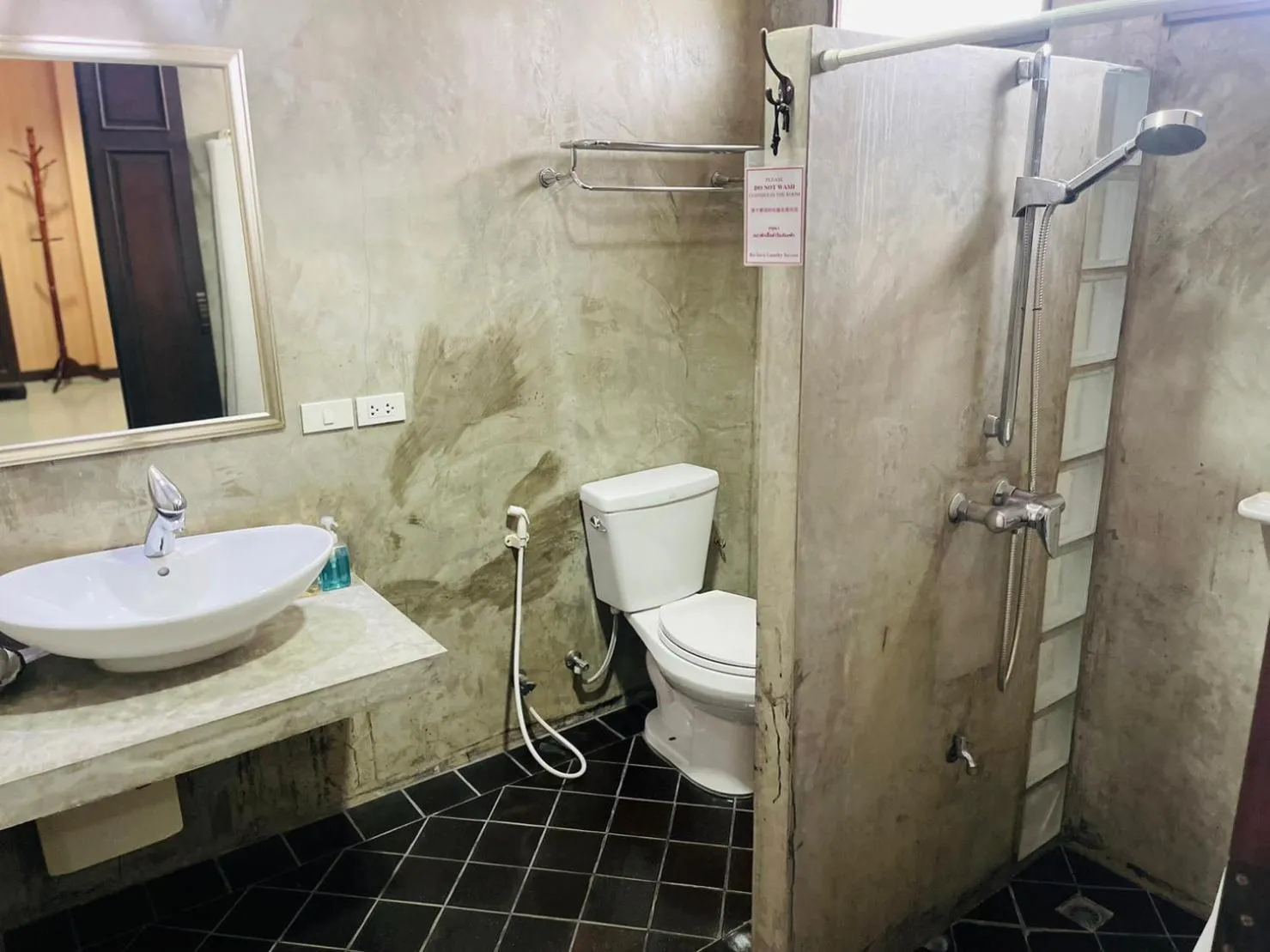 Toilet in Na Thapae Chiangmai Hotel