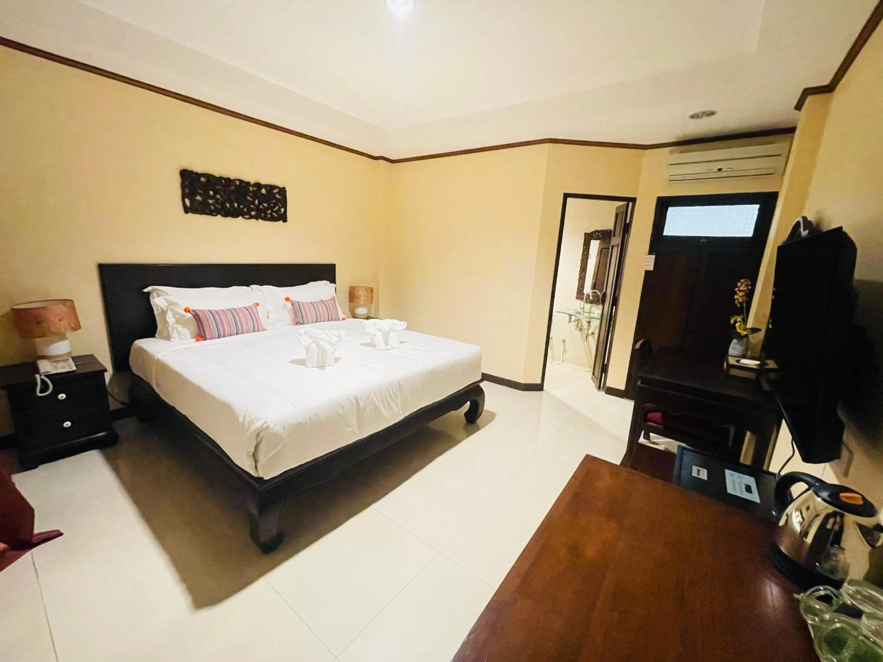 Photo of the whole room, Bed in Na Thapae Chiangmai Hotel