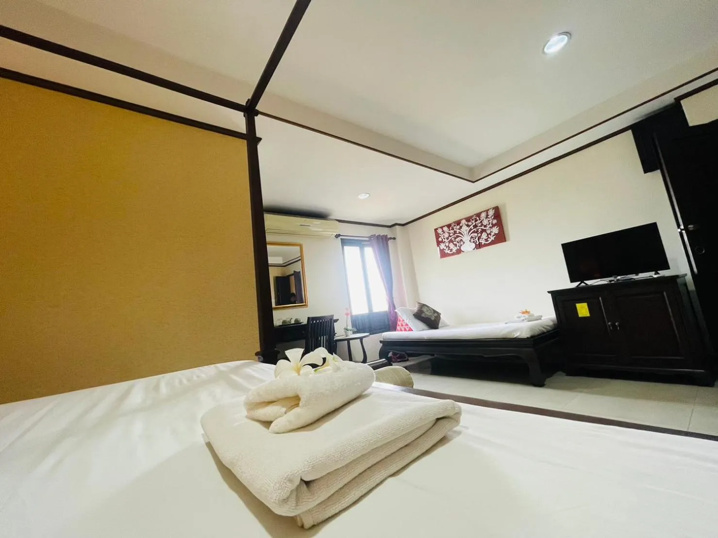 Photo of the whole room, Bed in Na Thapae Chiangmai Hotel