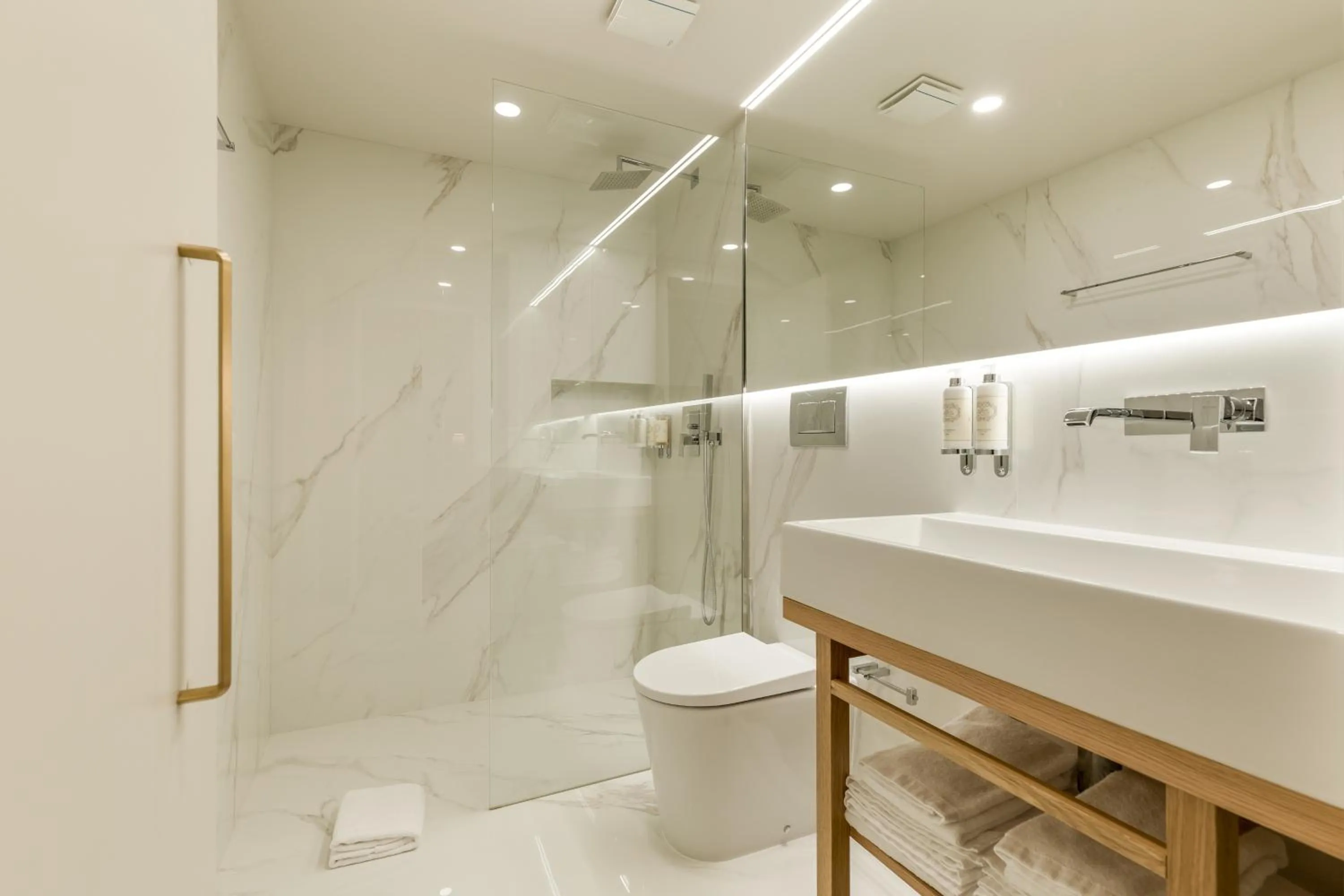 Shower in Ribeira Douro Hotel
