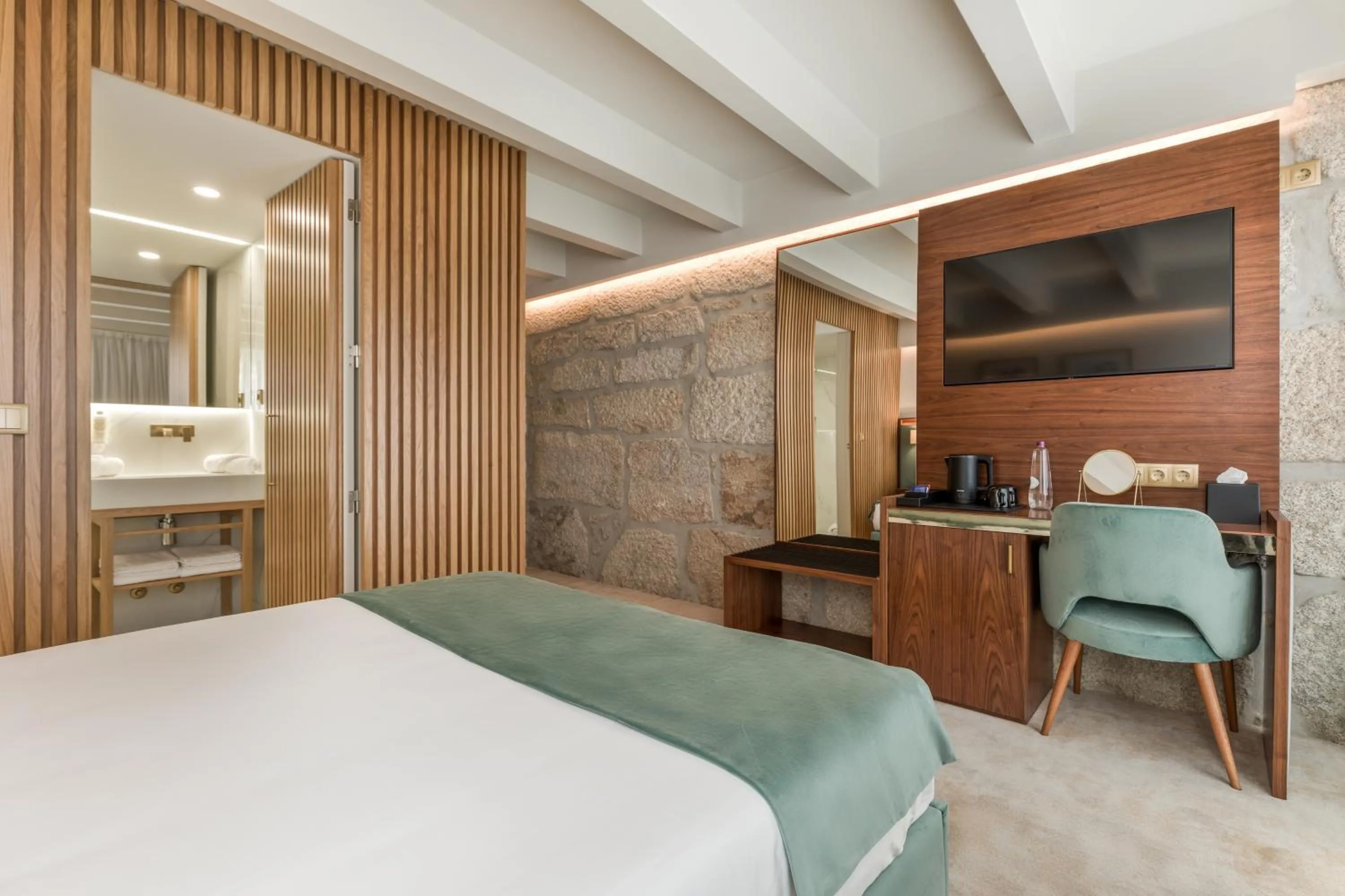 TV and multimedia, Bed in Ribeira Douro Hotel