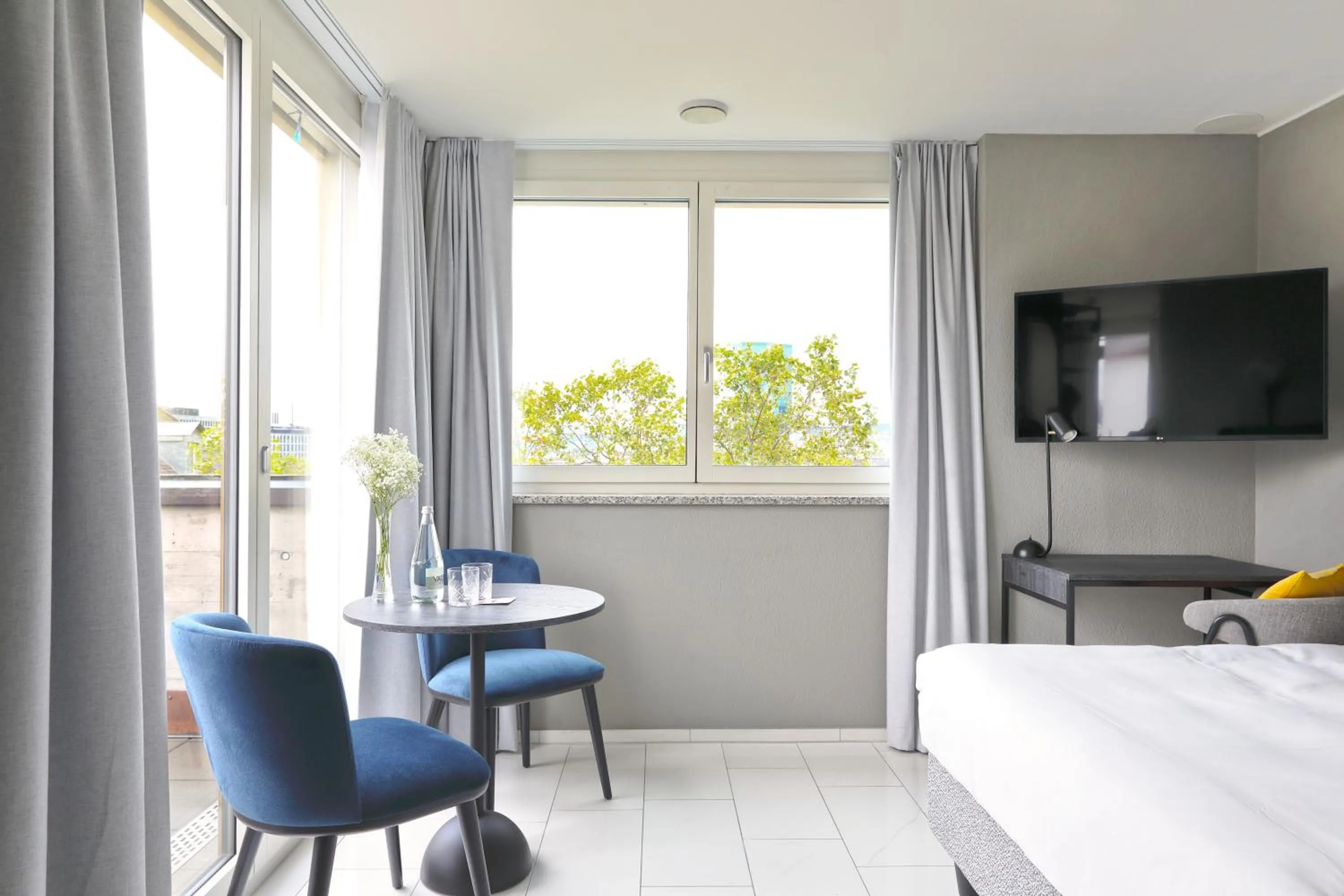 Seating area, Bed in Numa Zurich Turi