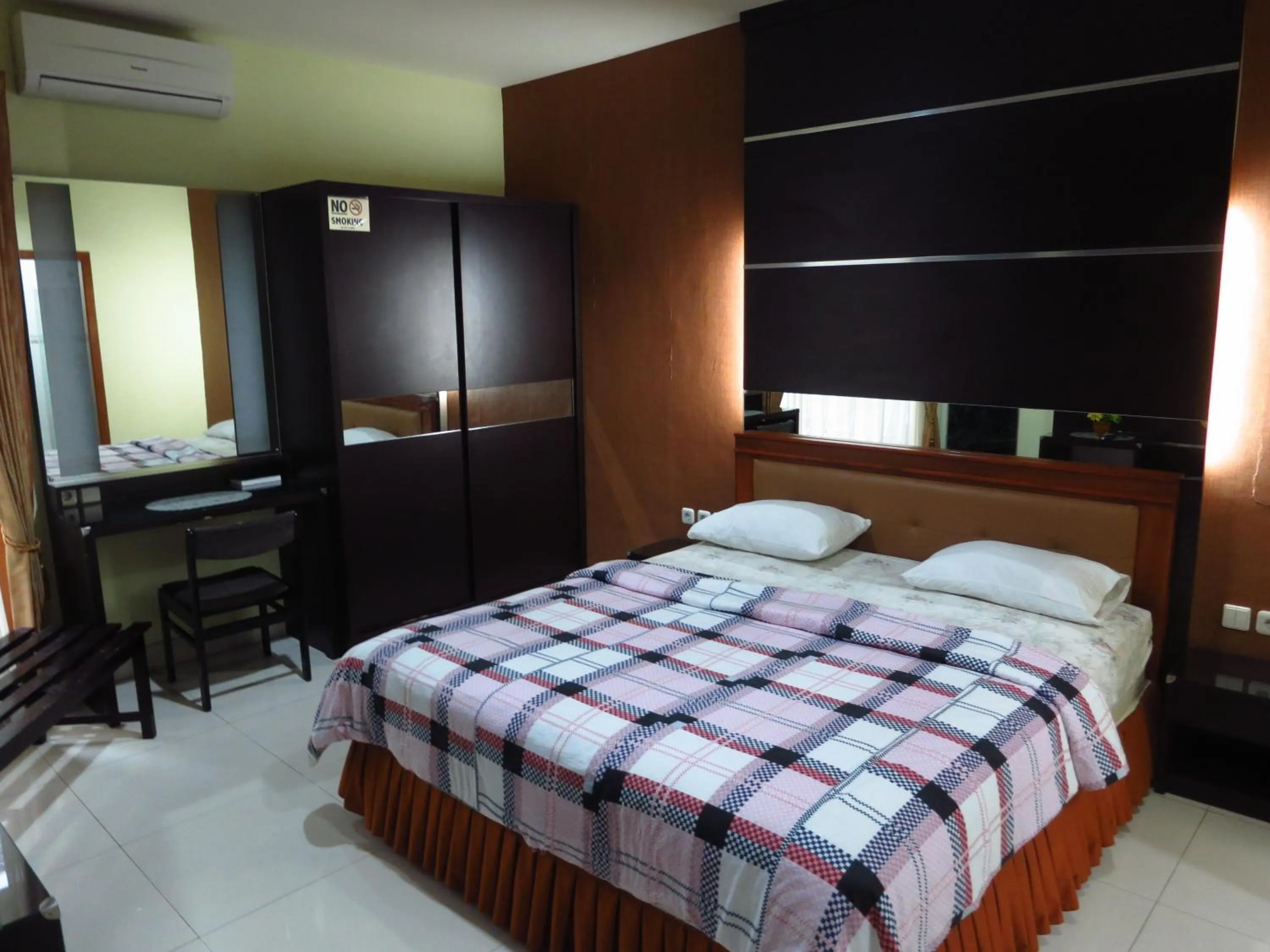 Photo of the whole room, Bed in Enny's Guest House