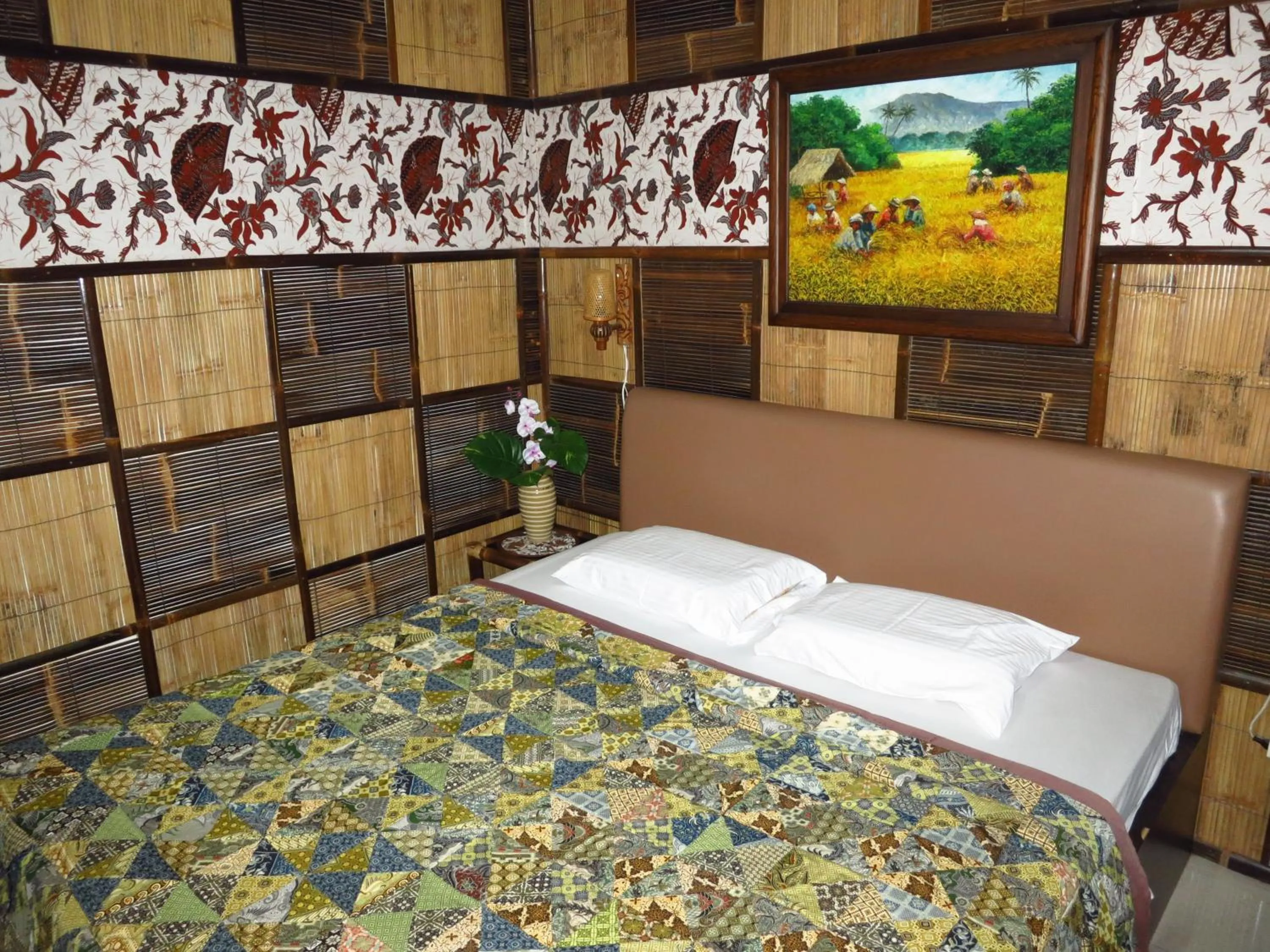 Bed in Enny's Guest House