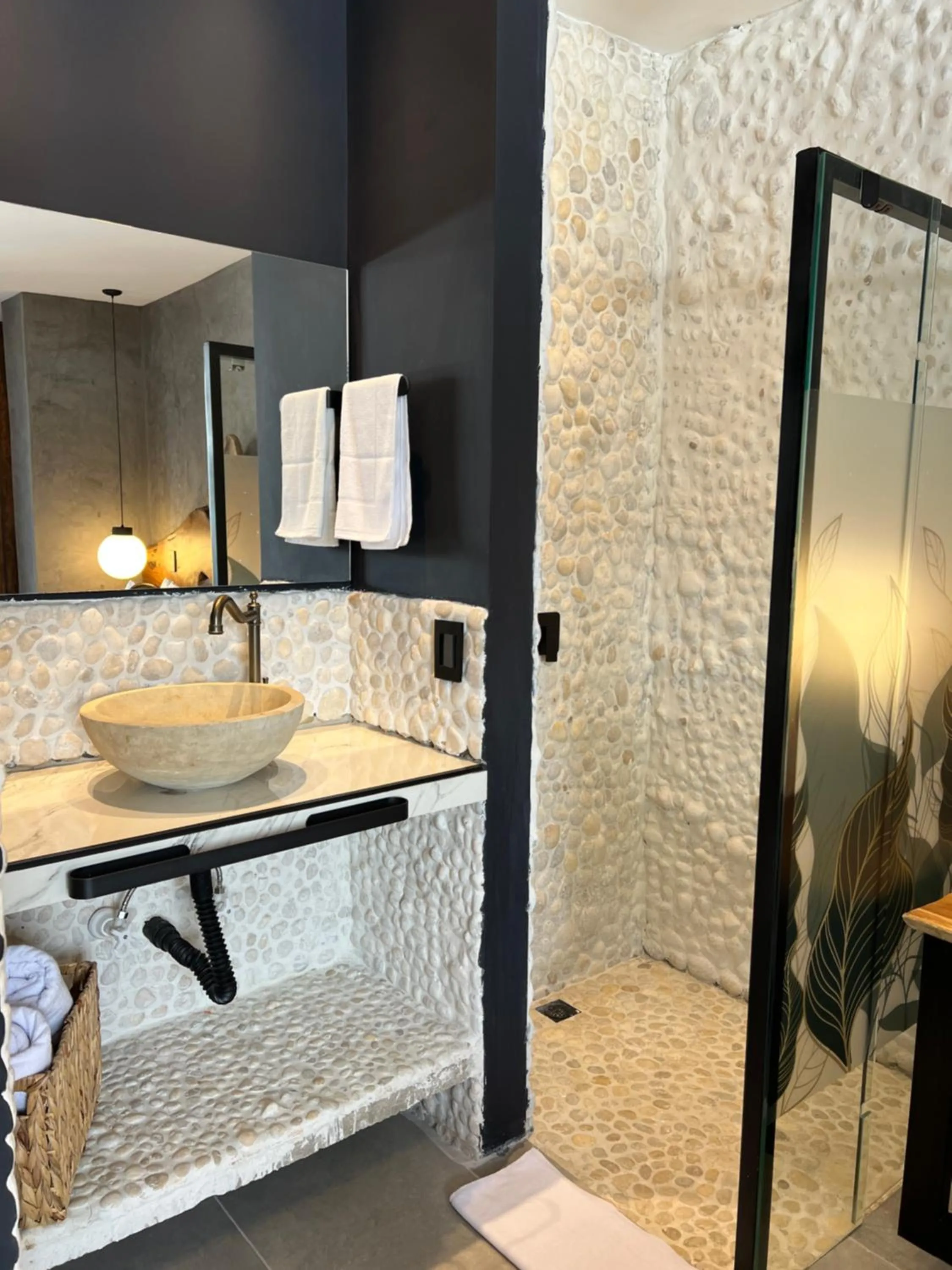 Shower in Hotel Zelva Negra