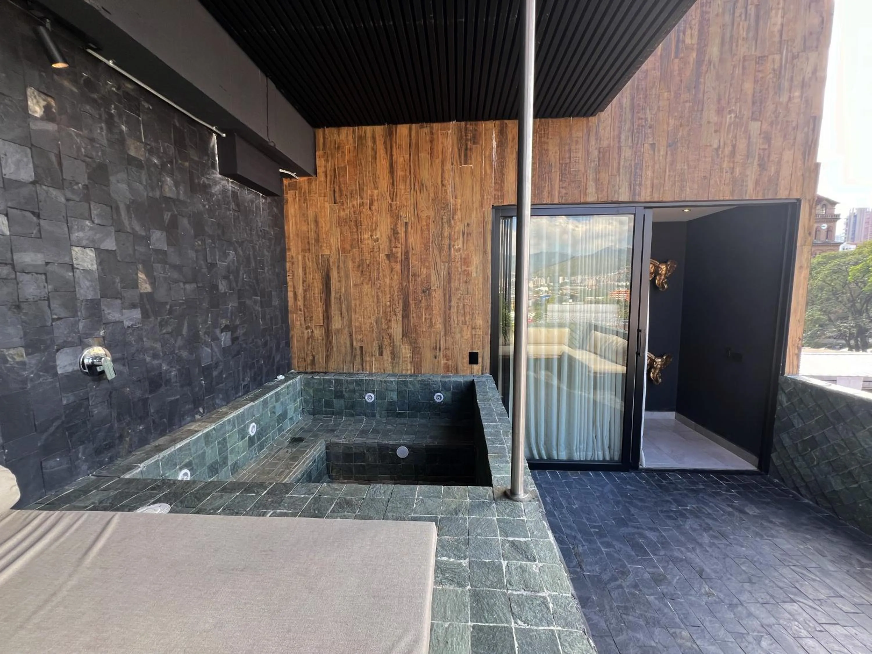 Hot Tub in Hotel Zelva Negra