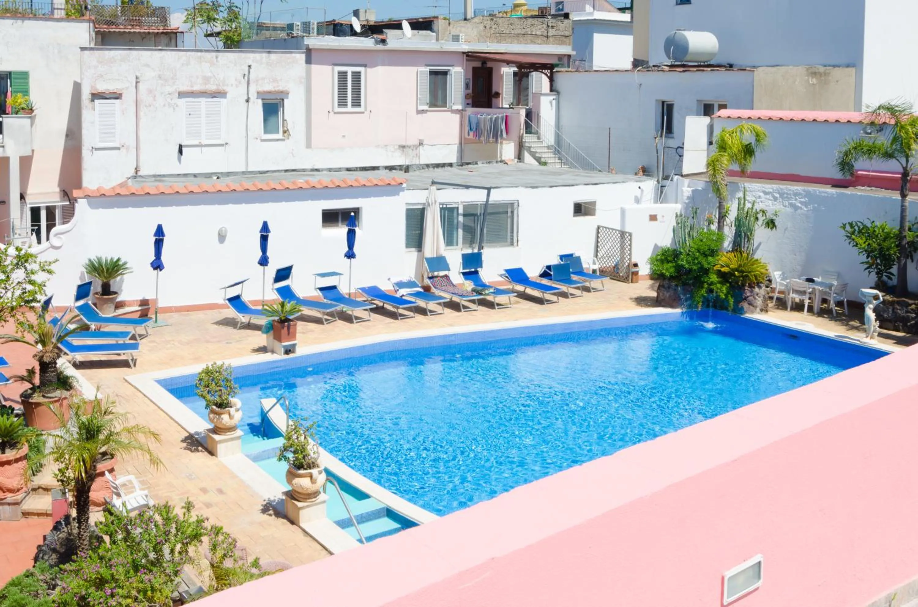 Swimming pool in Hotel Flora Wellness & Beauty