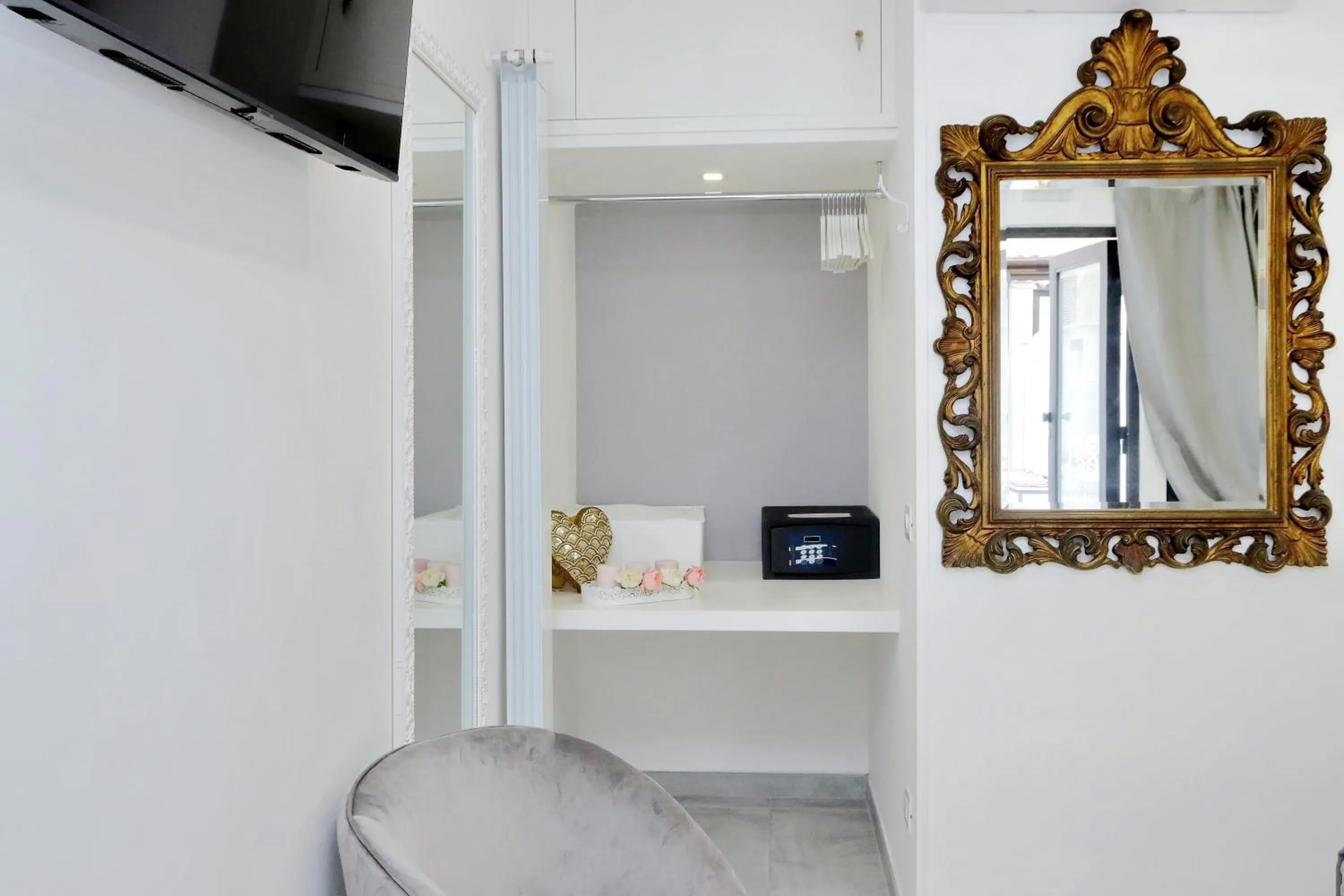 safe in Roman Holiday Suites