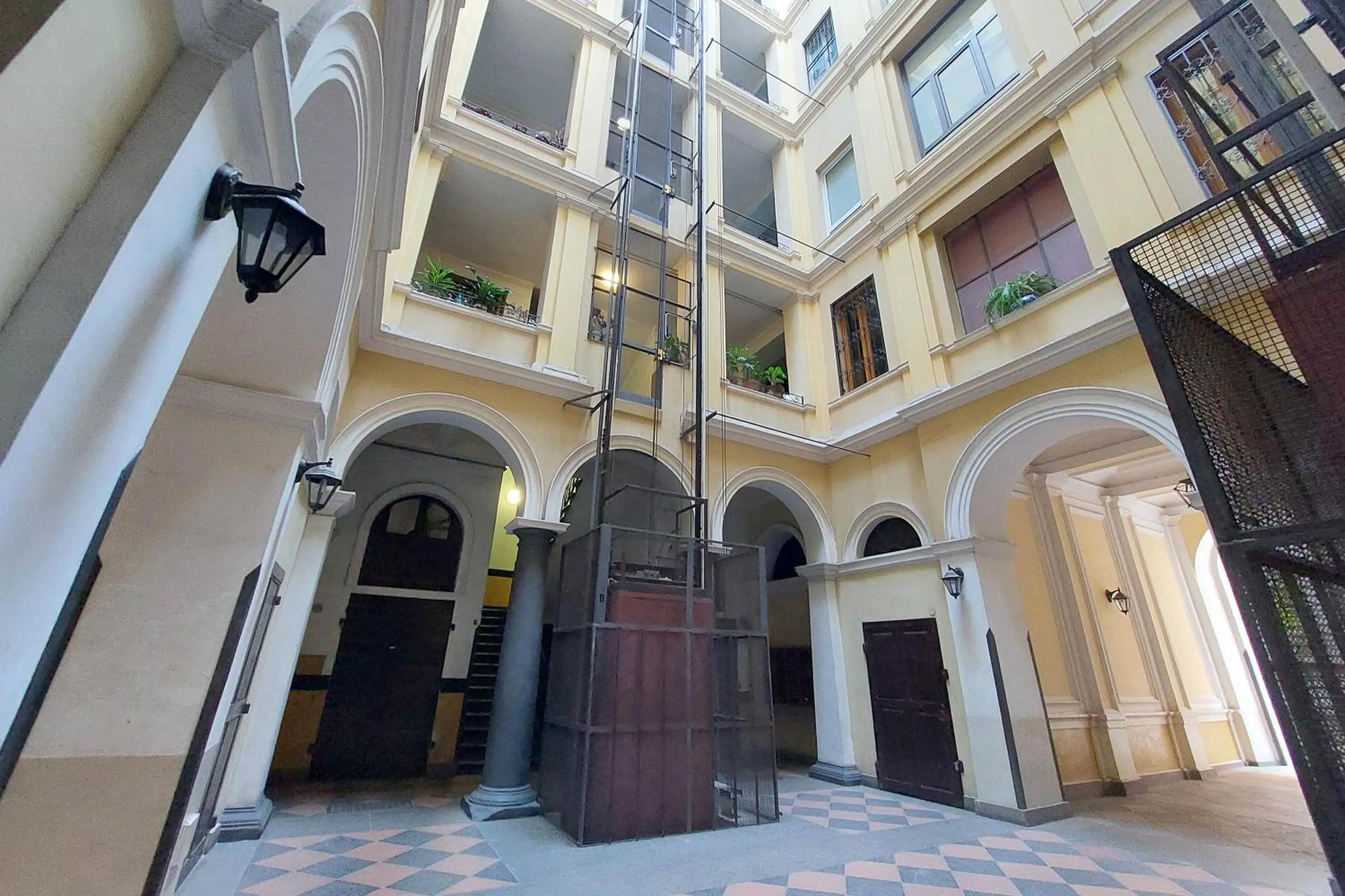 Facade/entrance in Roman Holiday Suites
