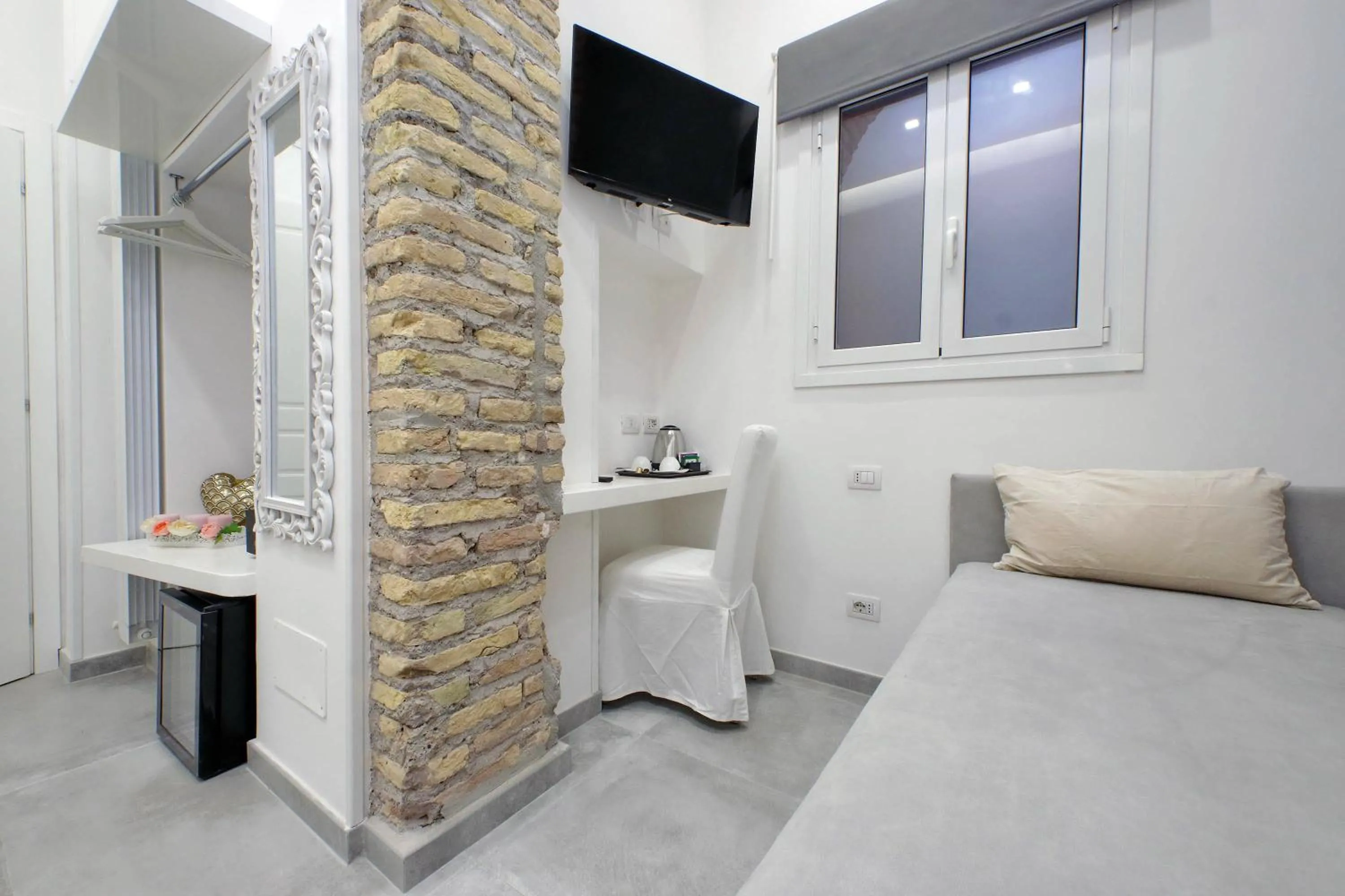 Coffee/tea facilities, Bed in Roman Holiday Suites