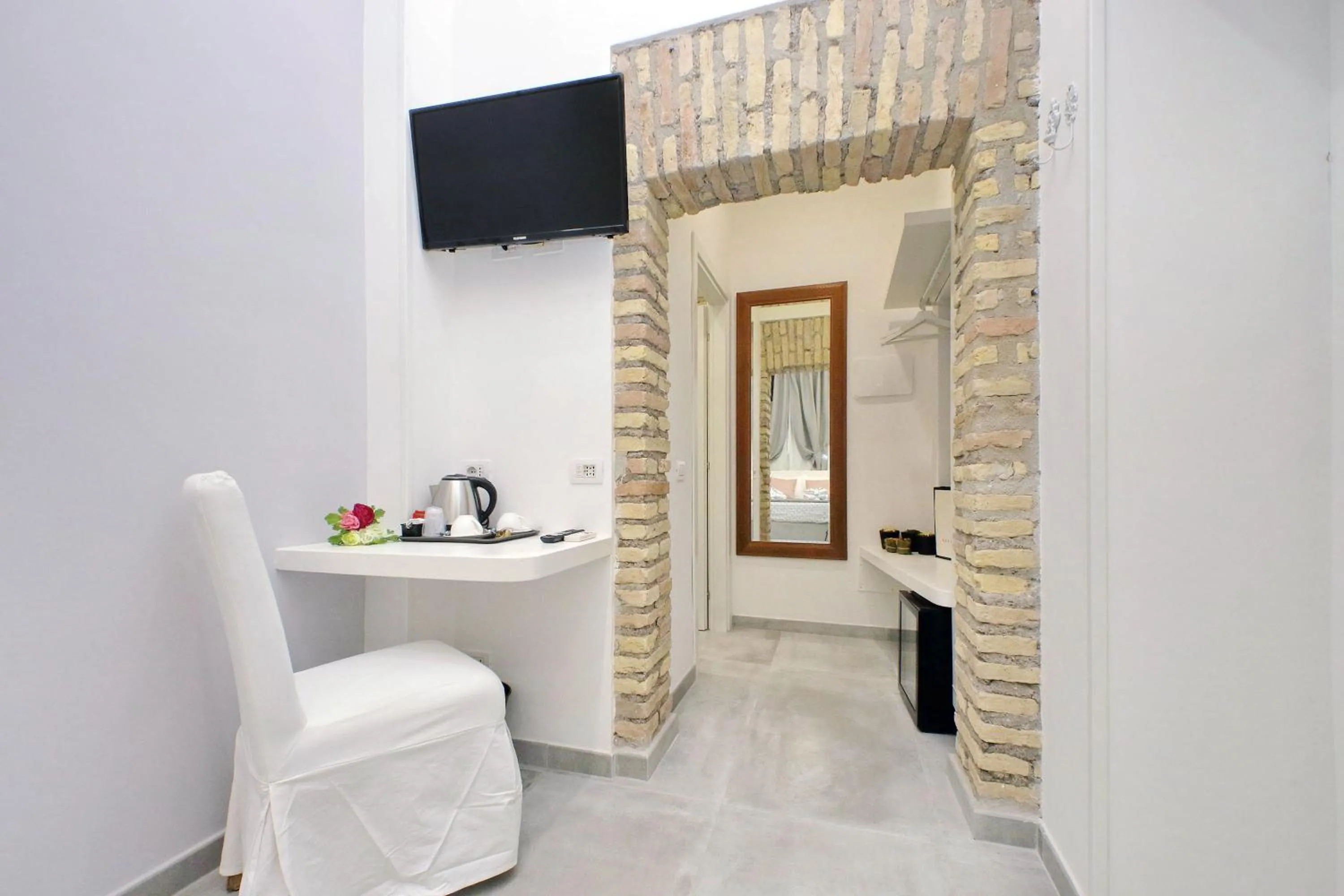 Photo of the whole room in Roman Holiday Suites