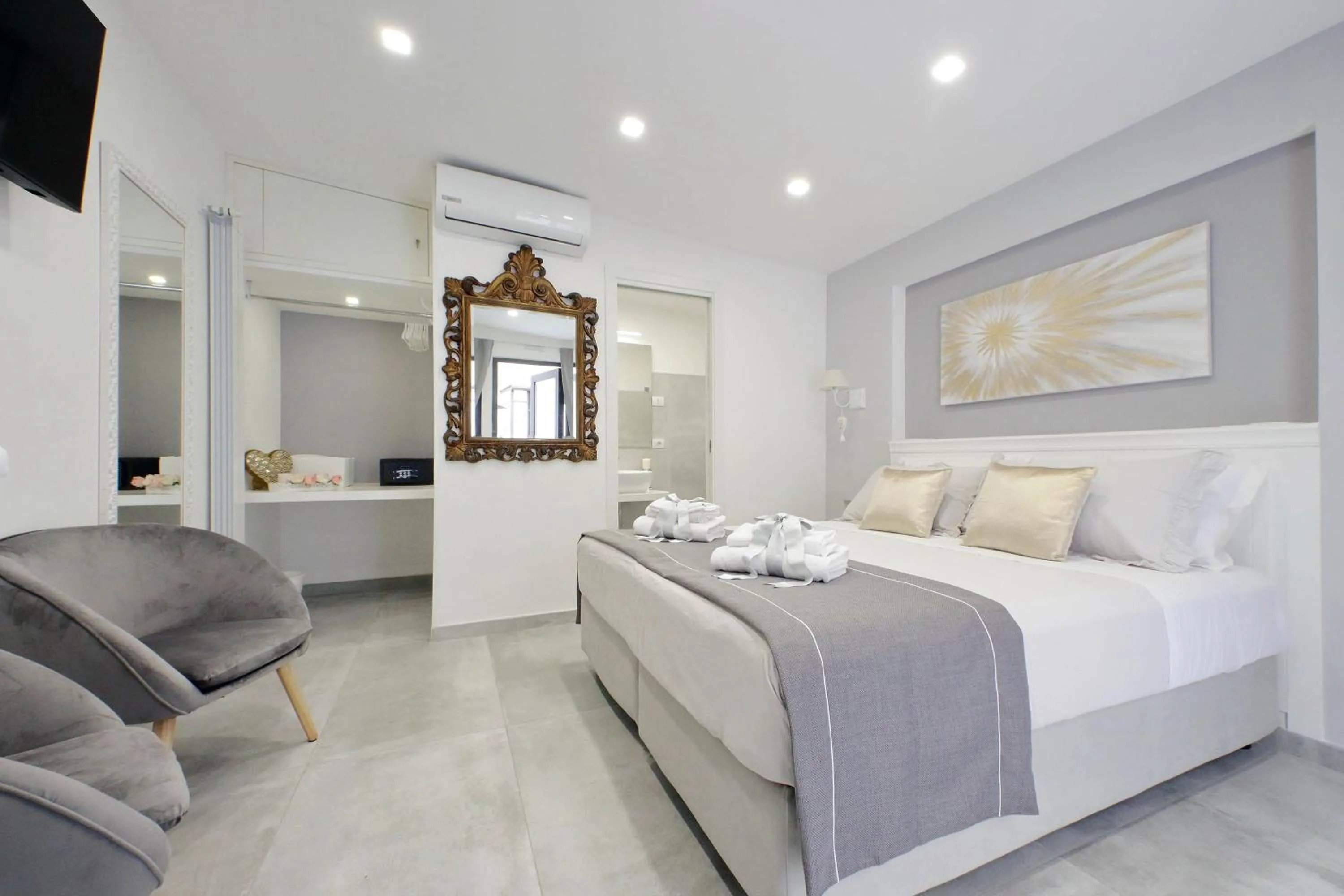 Photo of the whole room, Bed in Roman Holiday Suites