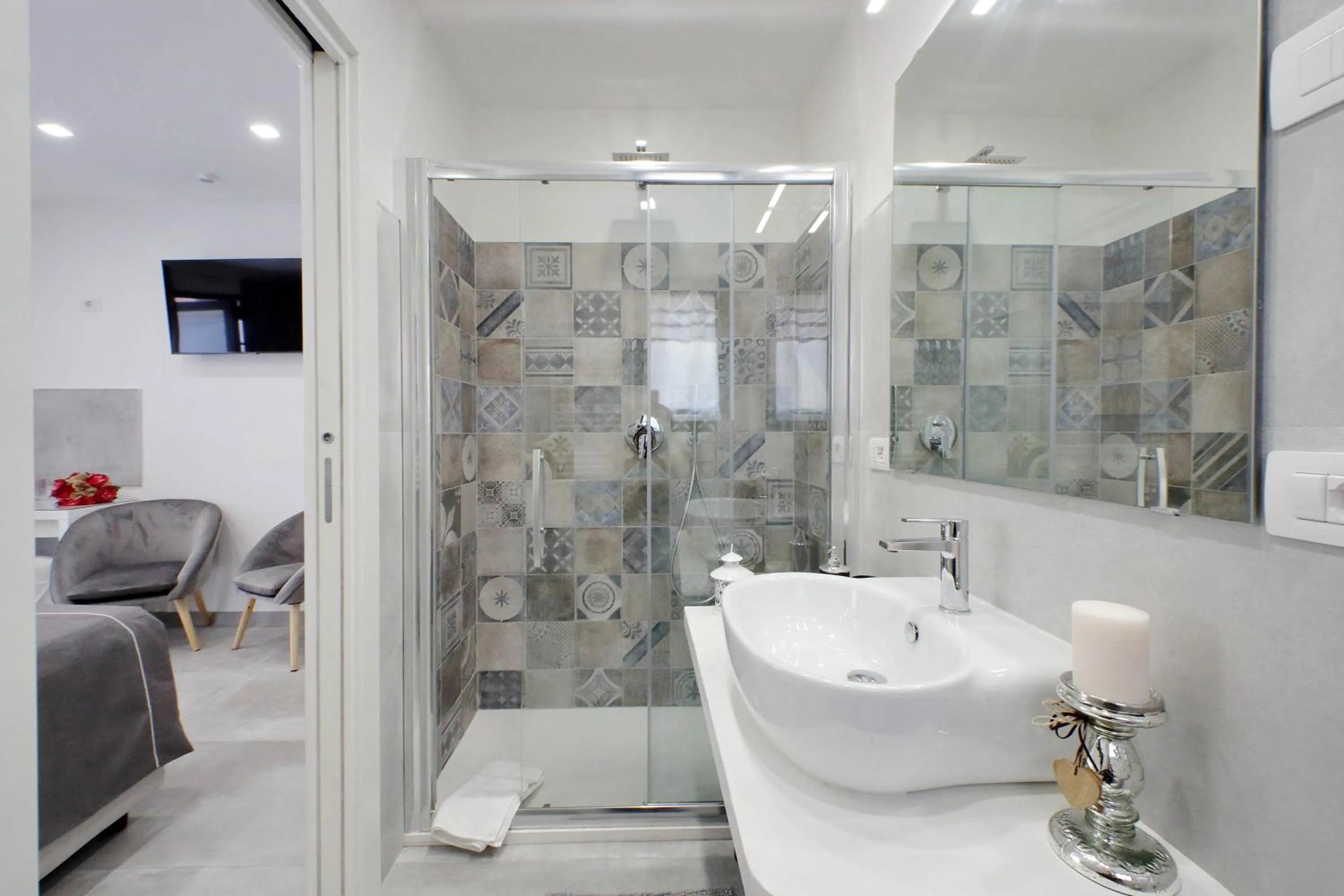 Shower in Roman Holiday Suites