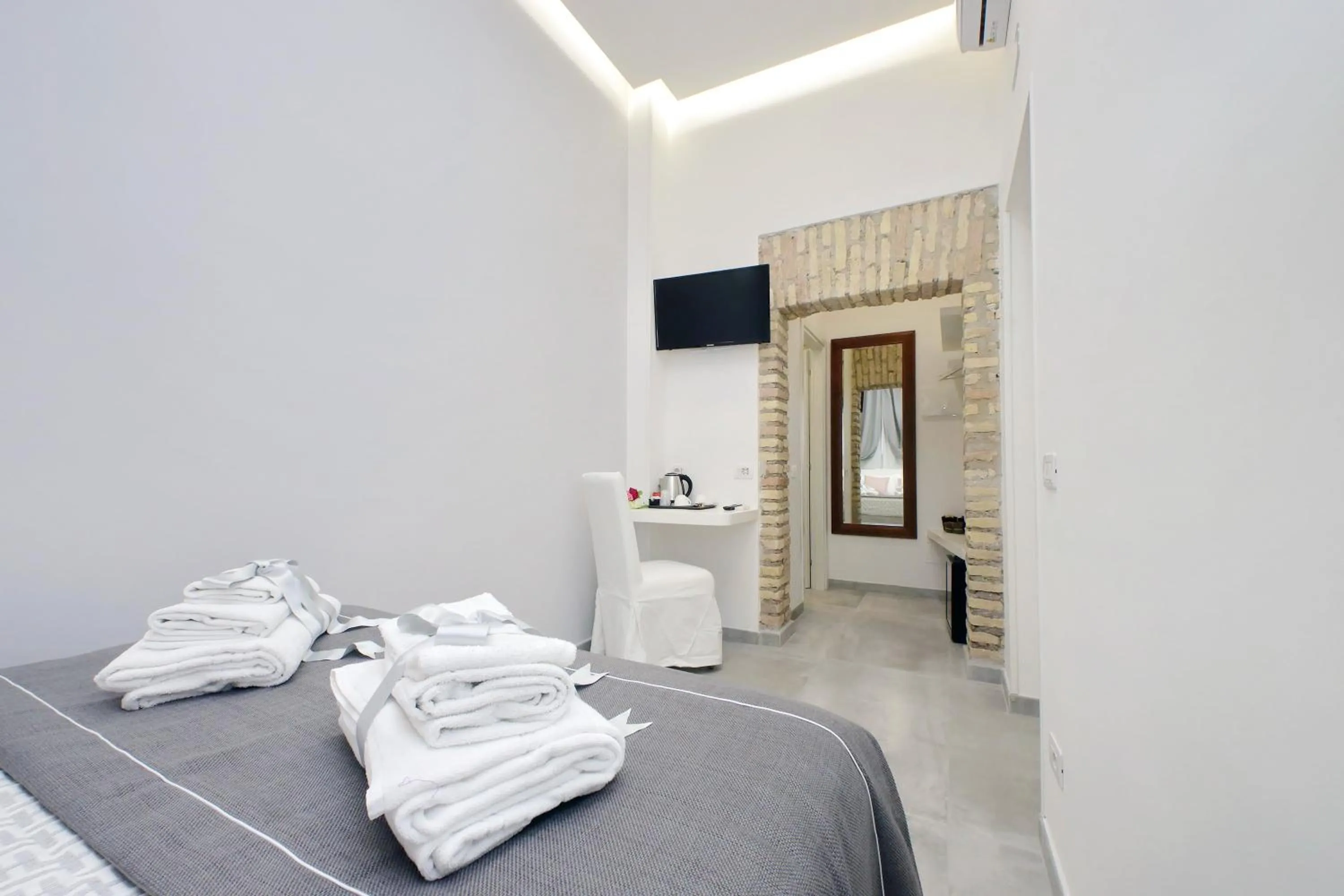 TV and multimedia, Bed in Roman Holiday Suites