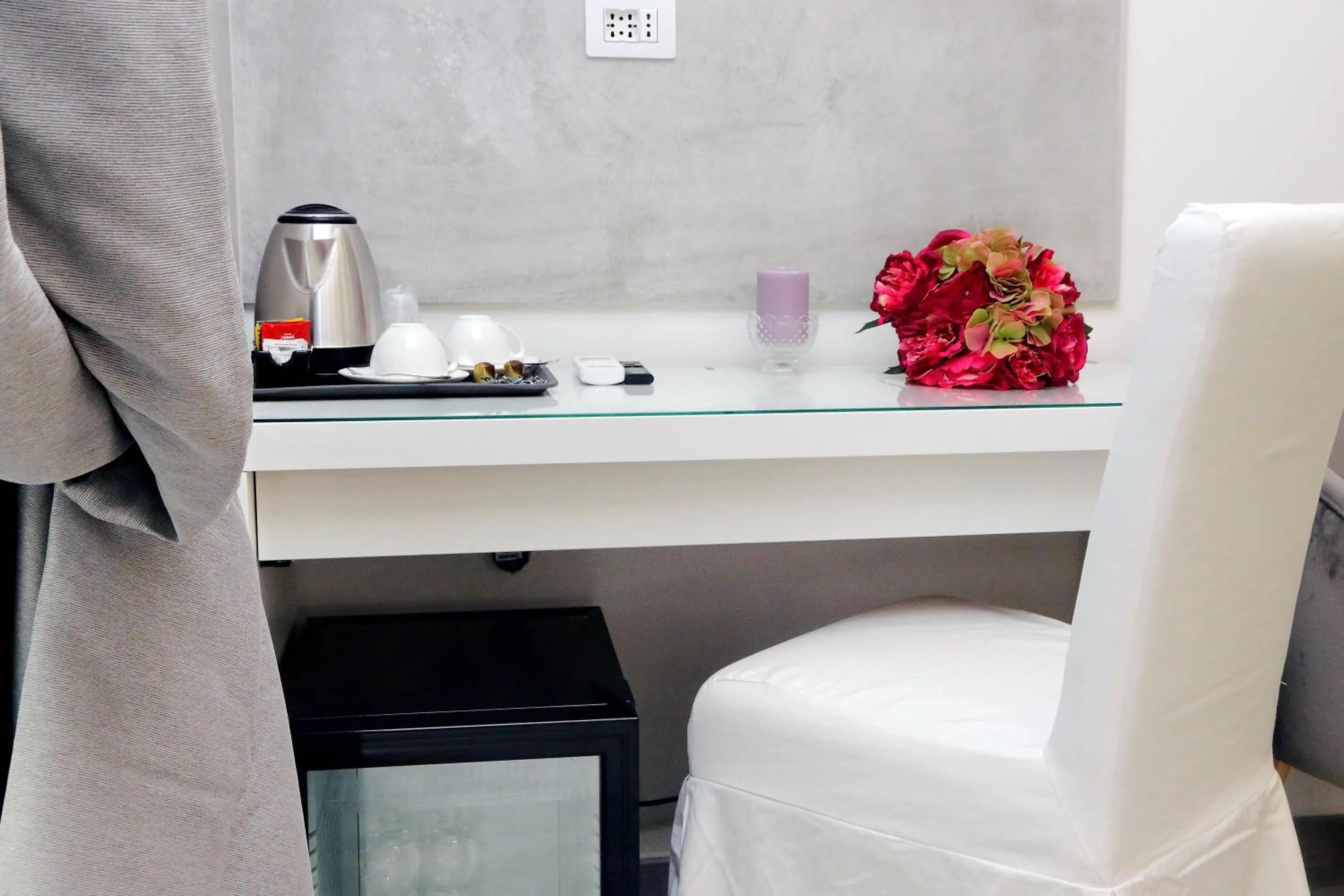 Coffee/tea facilities in Roman Holiday Suites