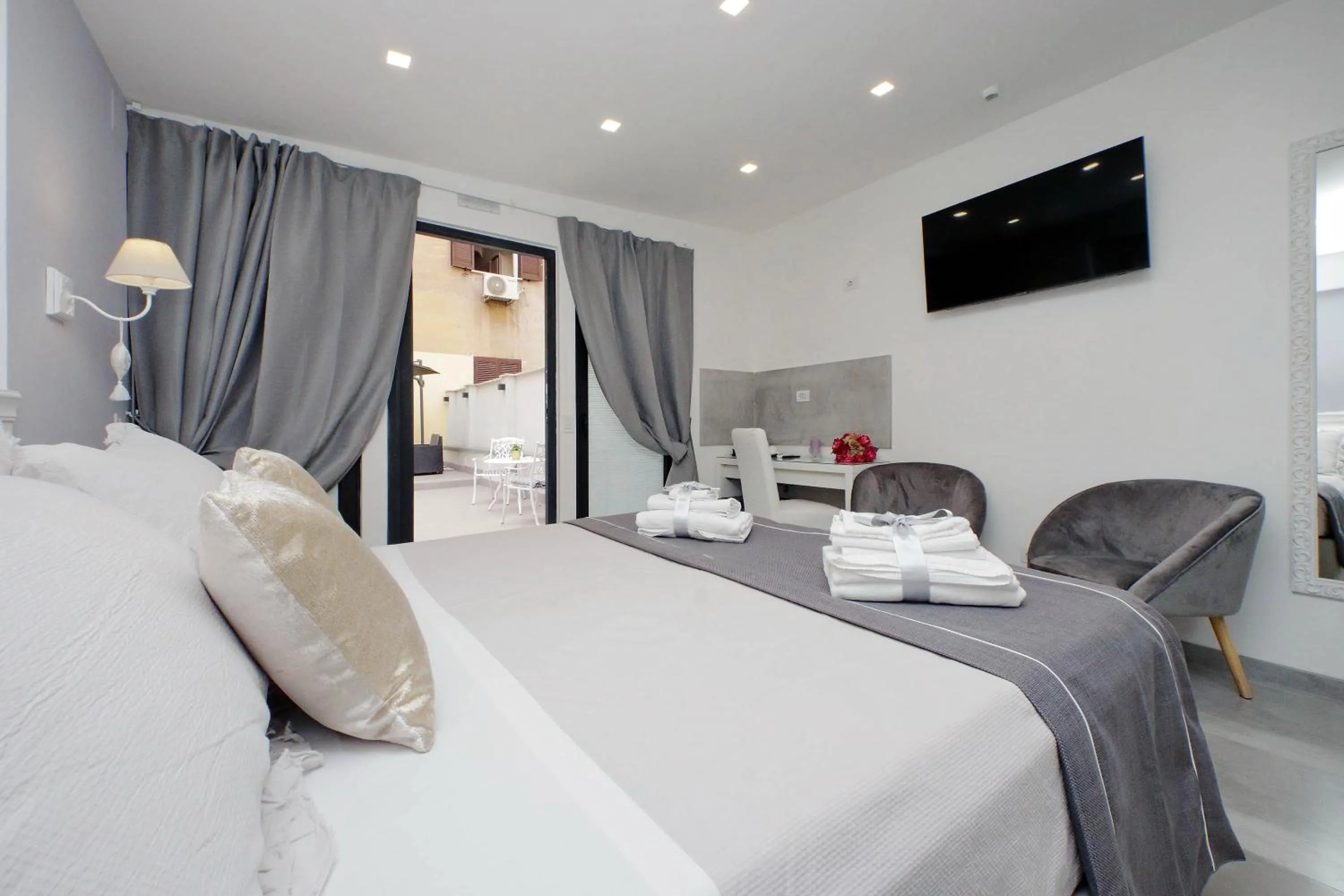 Photo of the whole room, Bed in Roman Holiday Suites