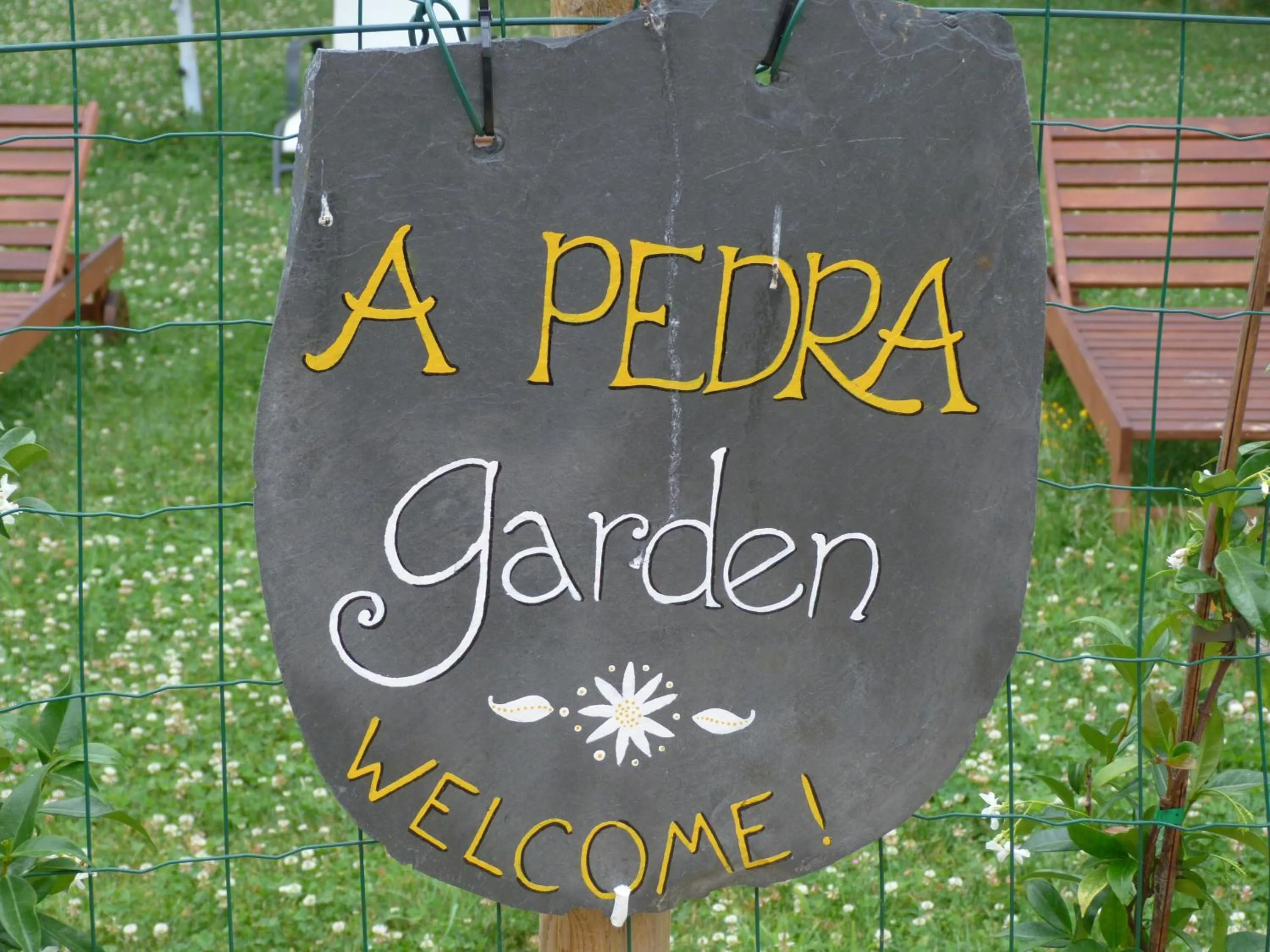 Garden in Pensión Albergue A Pedra