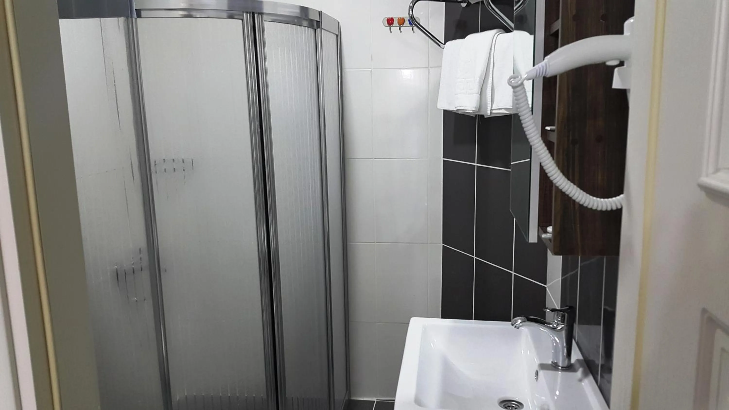 Shower in BeyazitHan Suites Old City