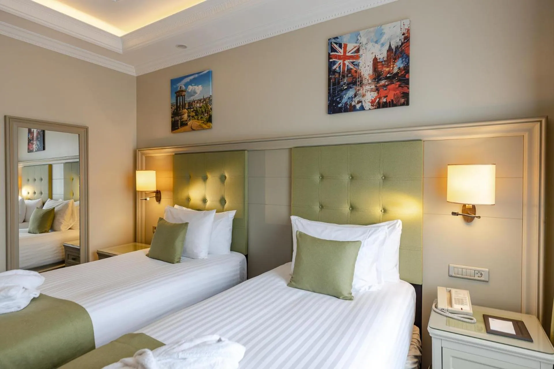 Photo of the whole room, Bed in Hotel London 1889 & Casino