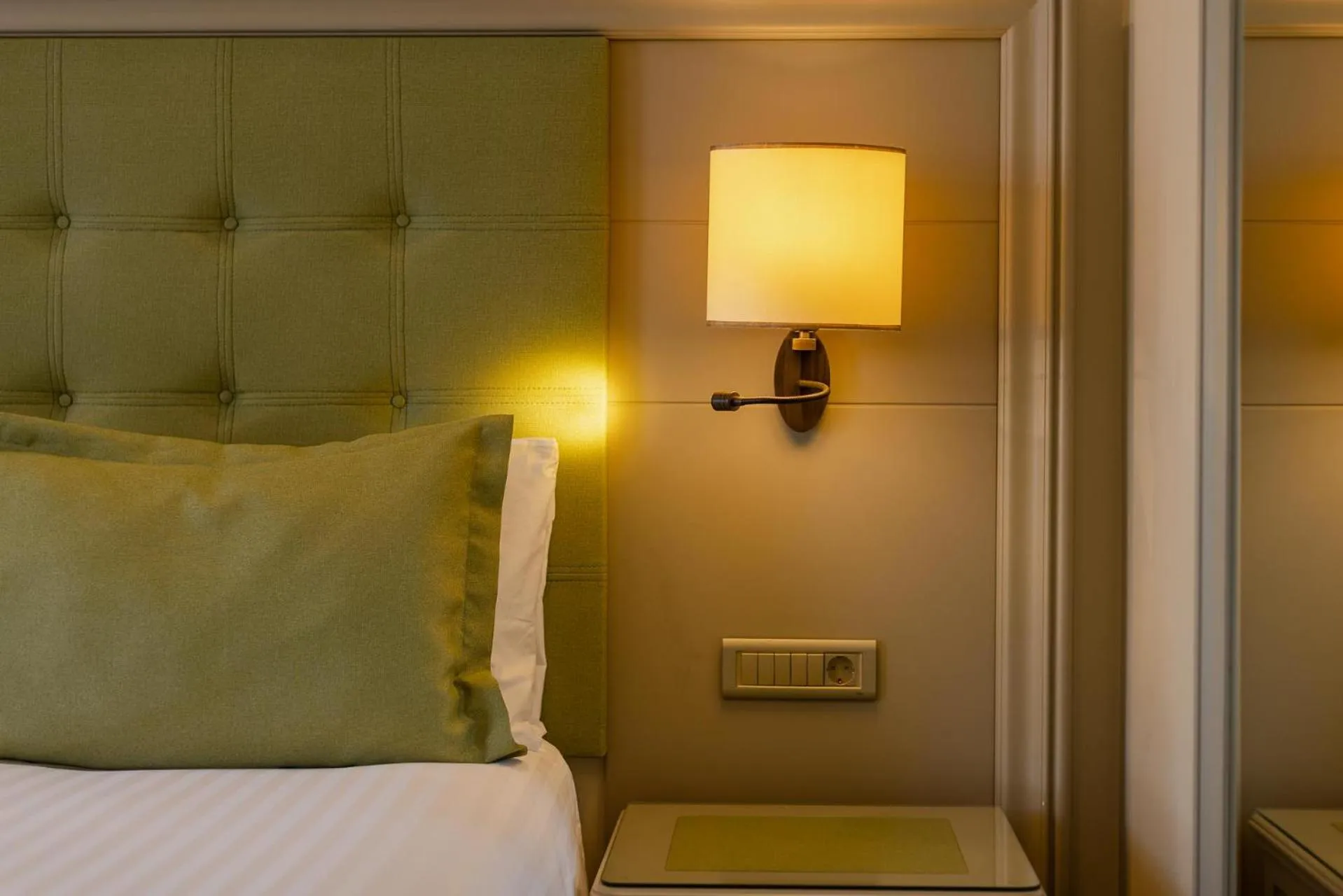 Photo of the whole room, Bed in Hotel London 1889 & Casino