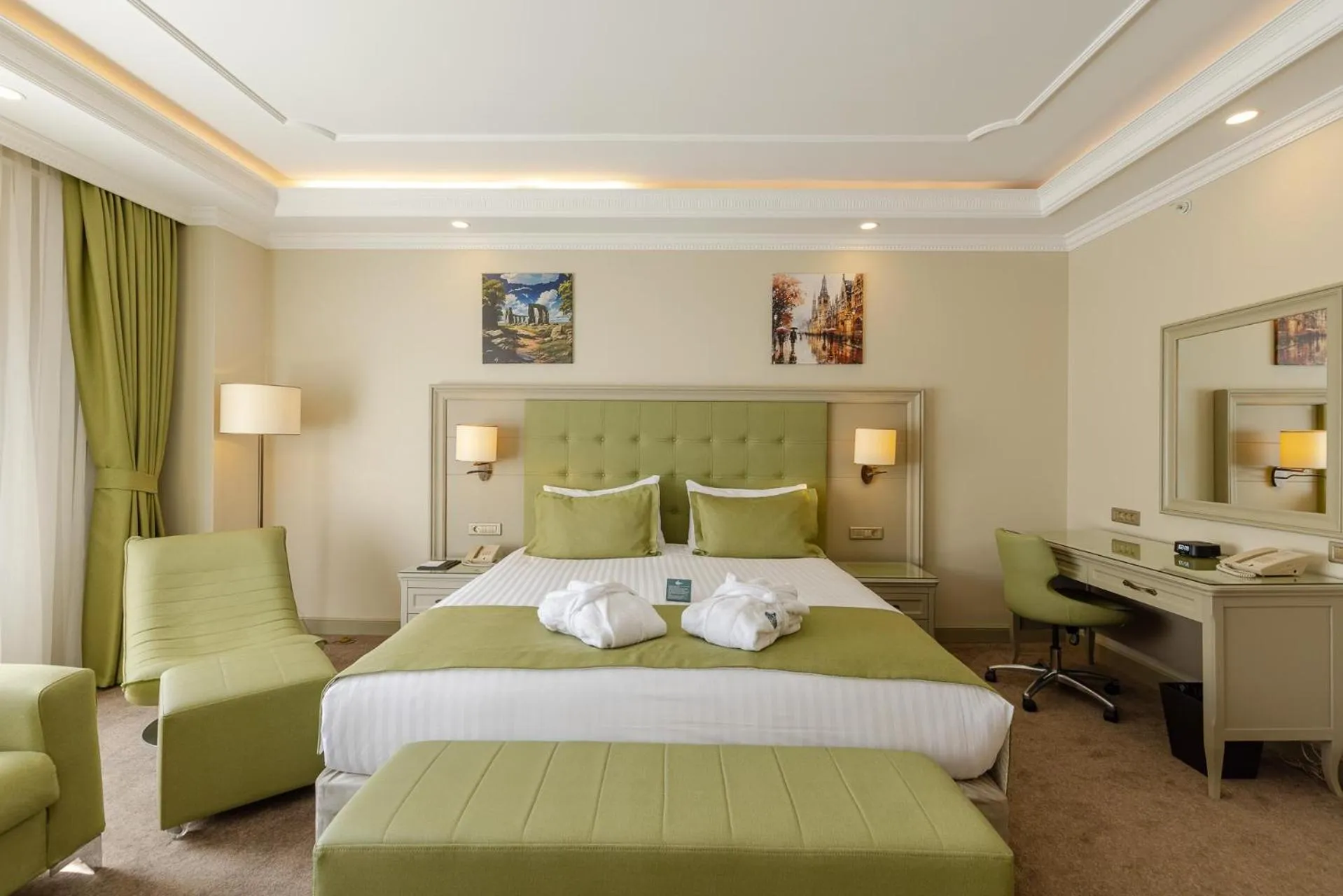 Photo of the whole room, Bed in Hotel London 1889 & Casino