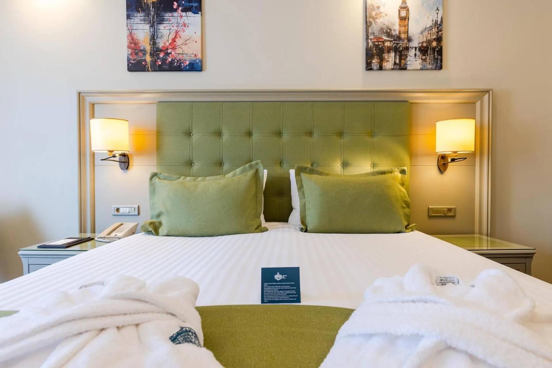 Photo of the whole room, Bed in Hotel London 1889 & Casino