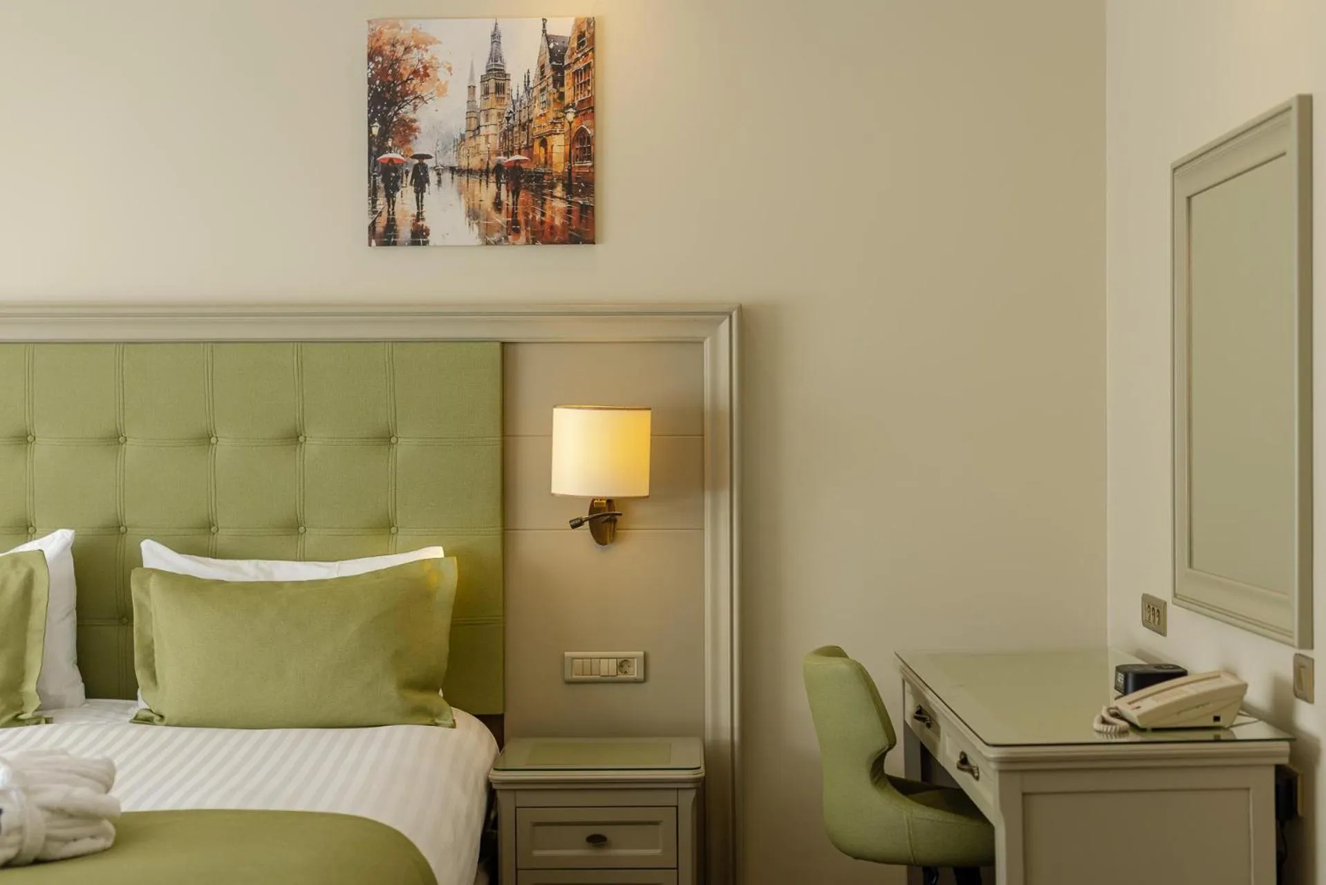 Photo of the whole room, Bed in Hotel London 1889 & Casino