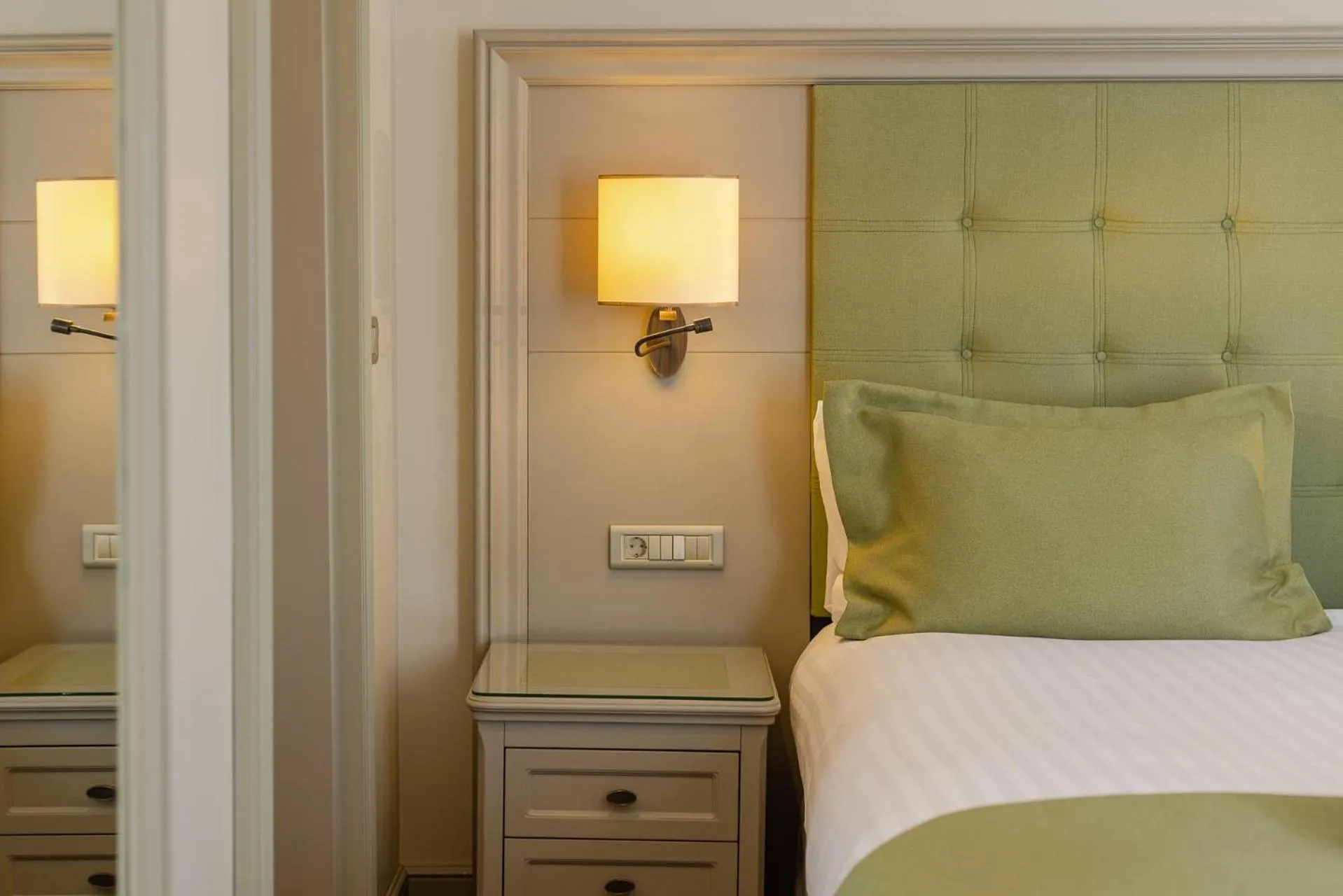 Photo of the whole room, Bed in Hotel London 1889 & Casino