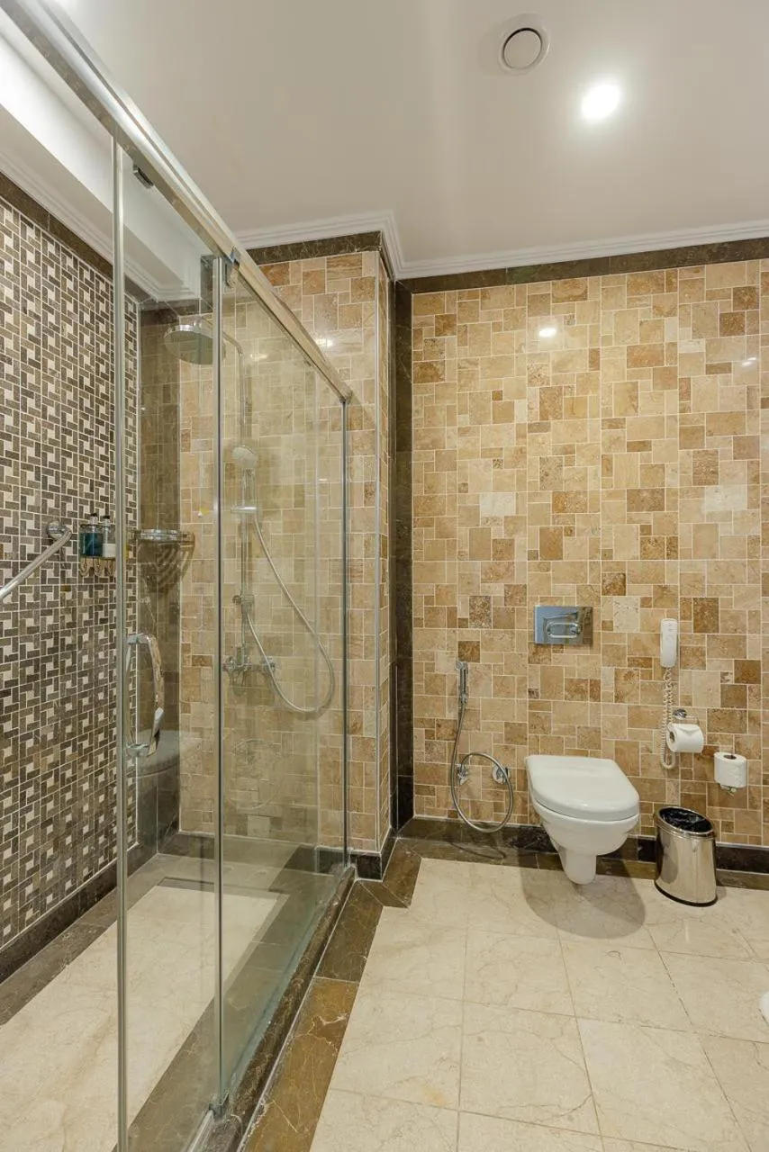 Bathroom in Hotel London 1889 & Casino