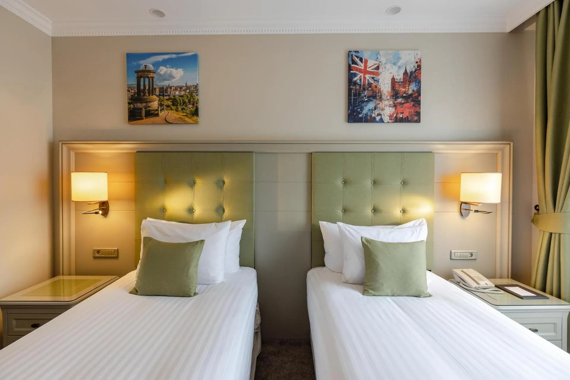 Photo of the whole room, Bed in Hotel London 1889 & Casino