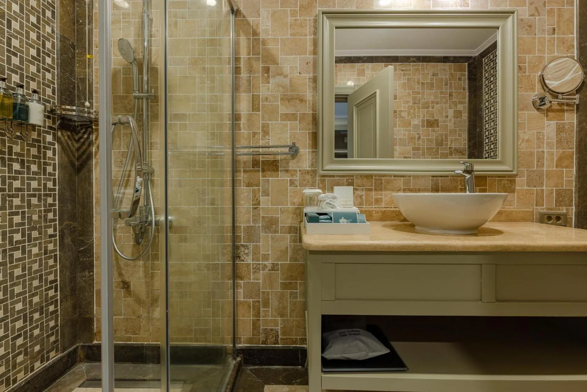 Bathroom in Hotel London 1889 & Casino