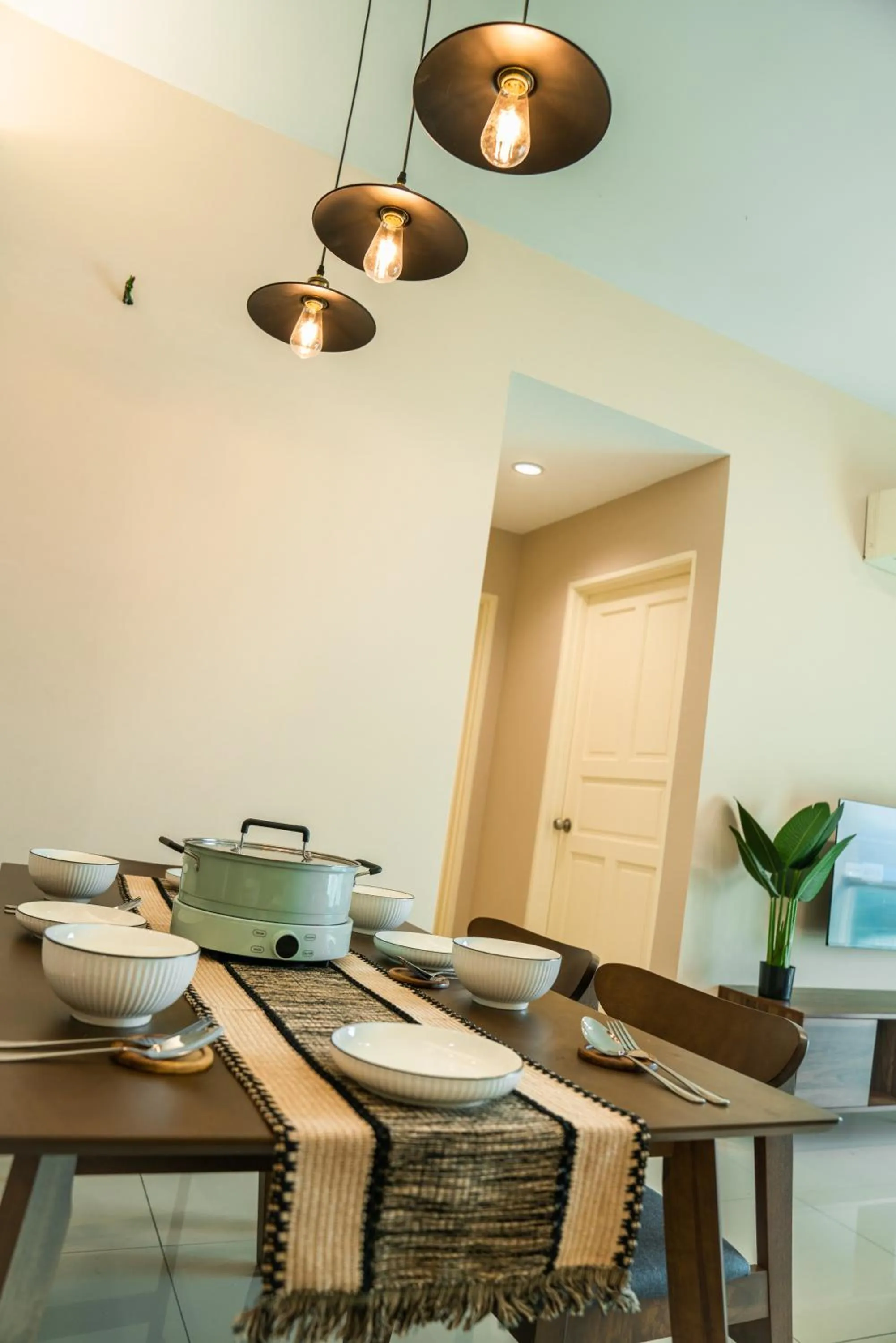 Dining area in Cosy City-View Suite in Town