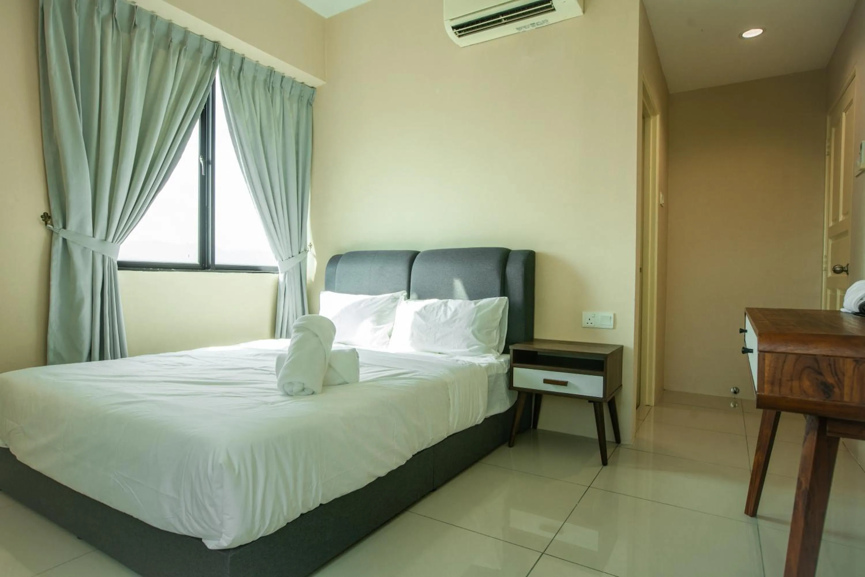 Bed in Cosy City-View Suite in Town