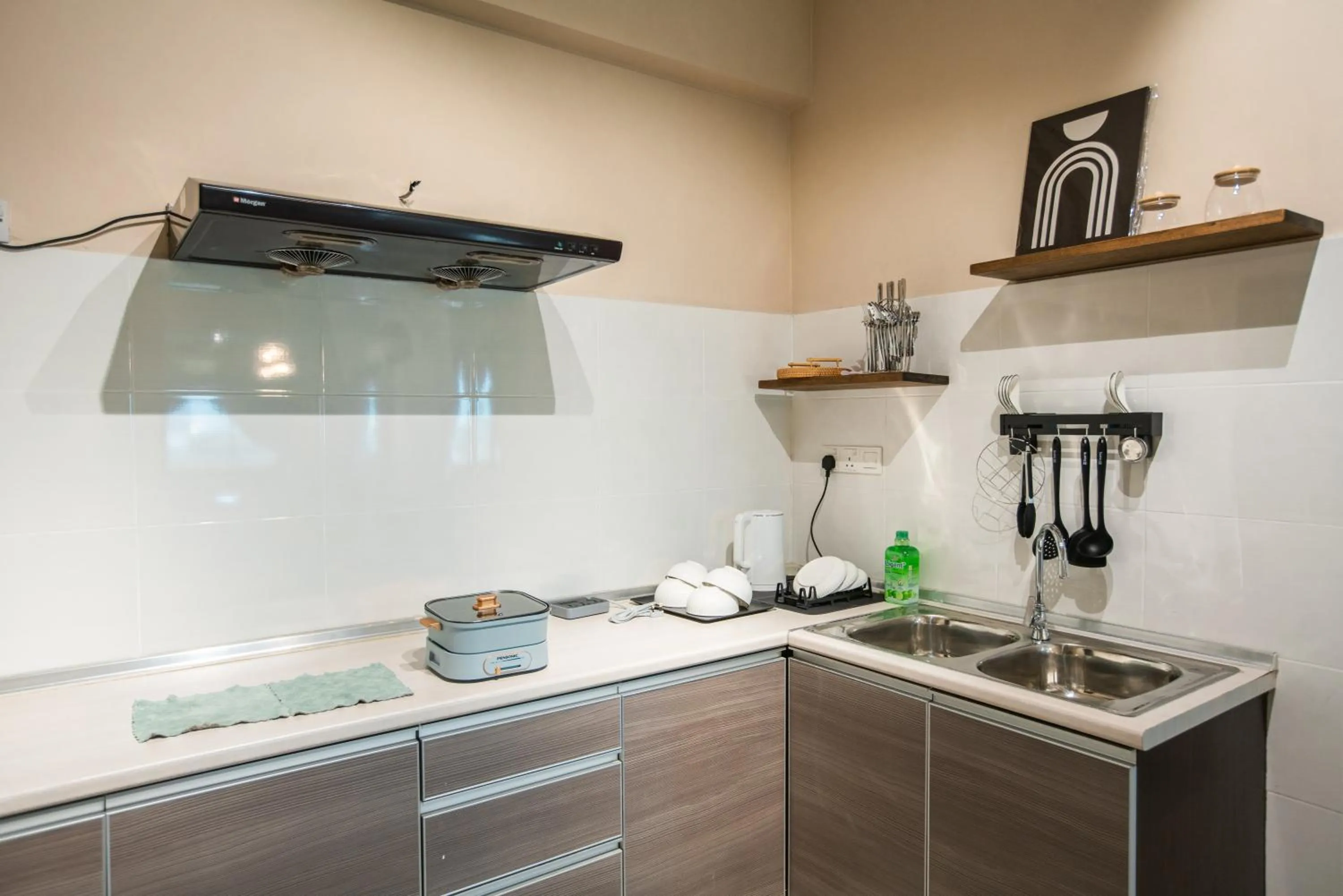 Kitchen or kitchenette in Cosy City-View Suite in Town