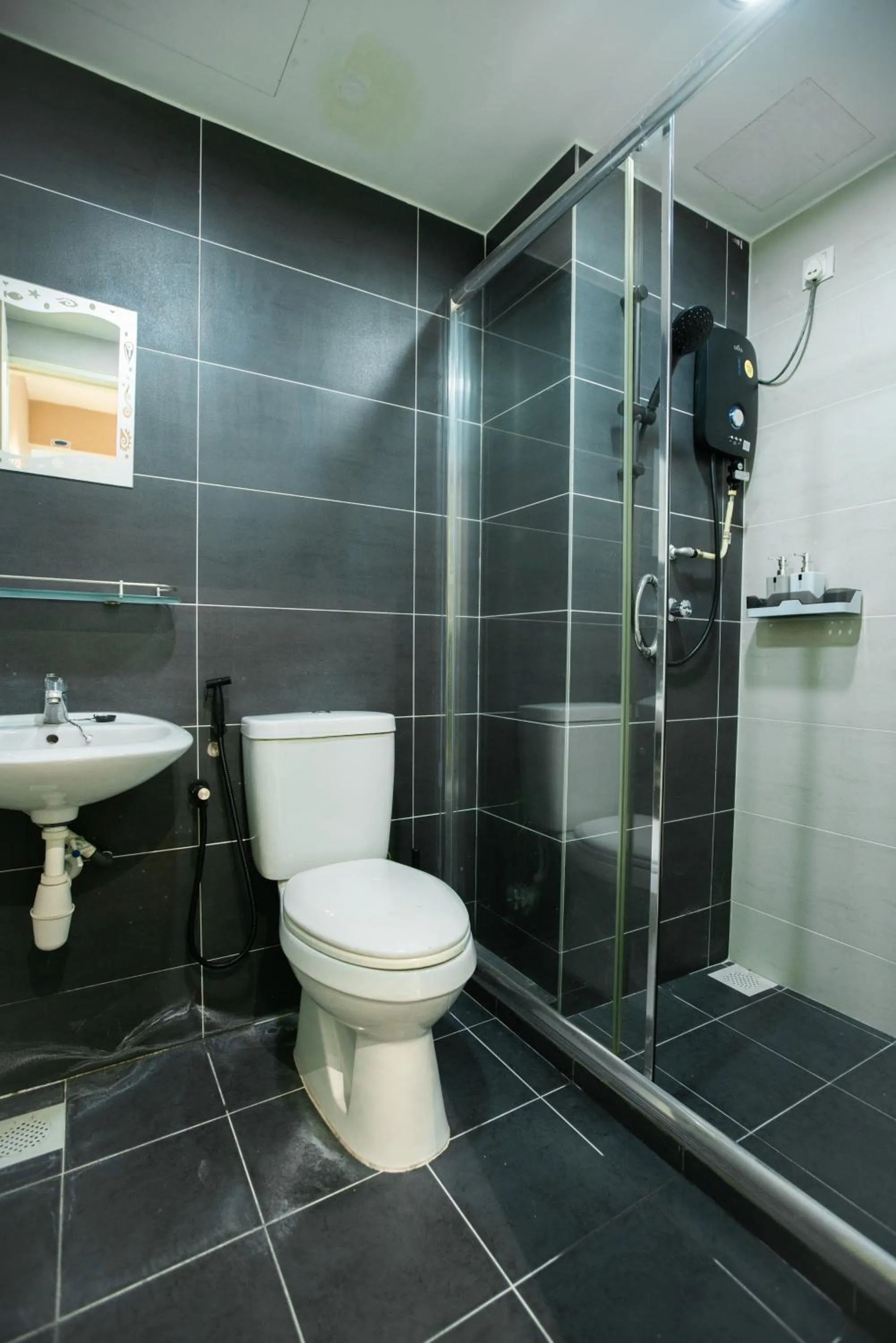 Shower in Cosy City-View Suite in Town