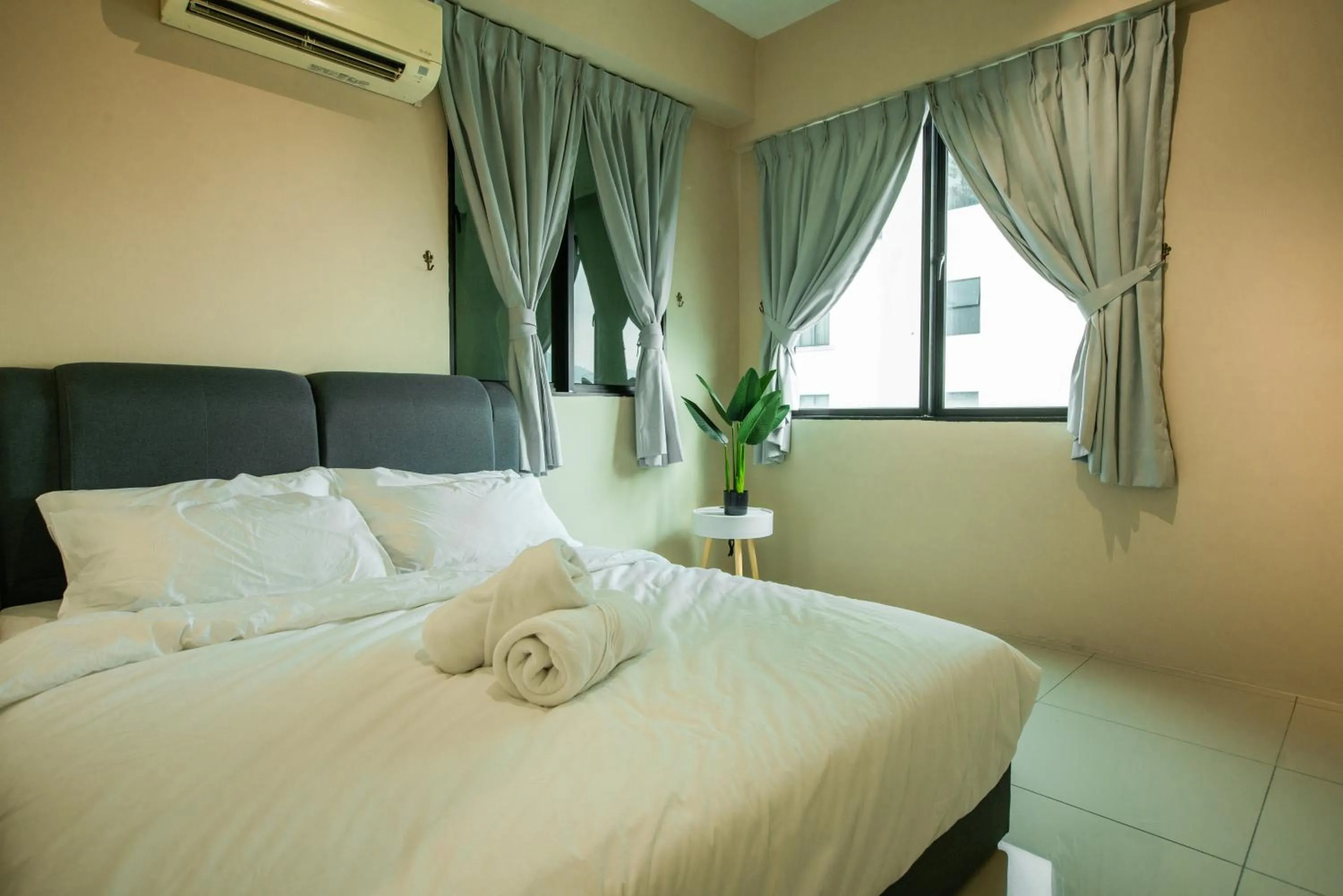 Bed in Cosy City-View Suite in Town