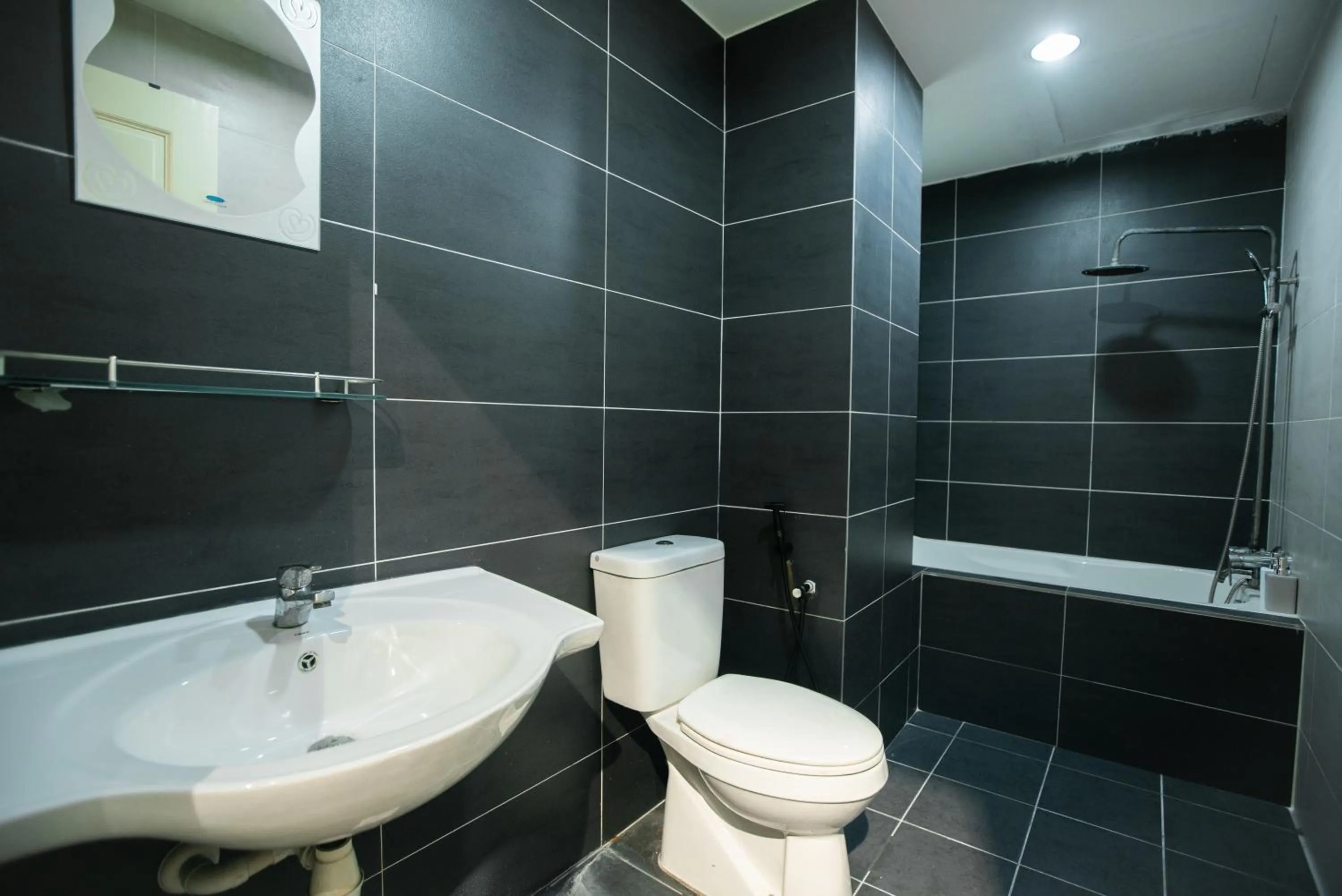 Shower in Cosy City-View Suite in Town
