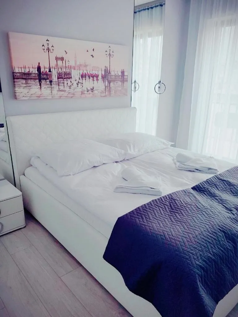 Bedroom, Bed in Bulwar Portowy, Sun & Snow