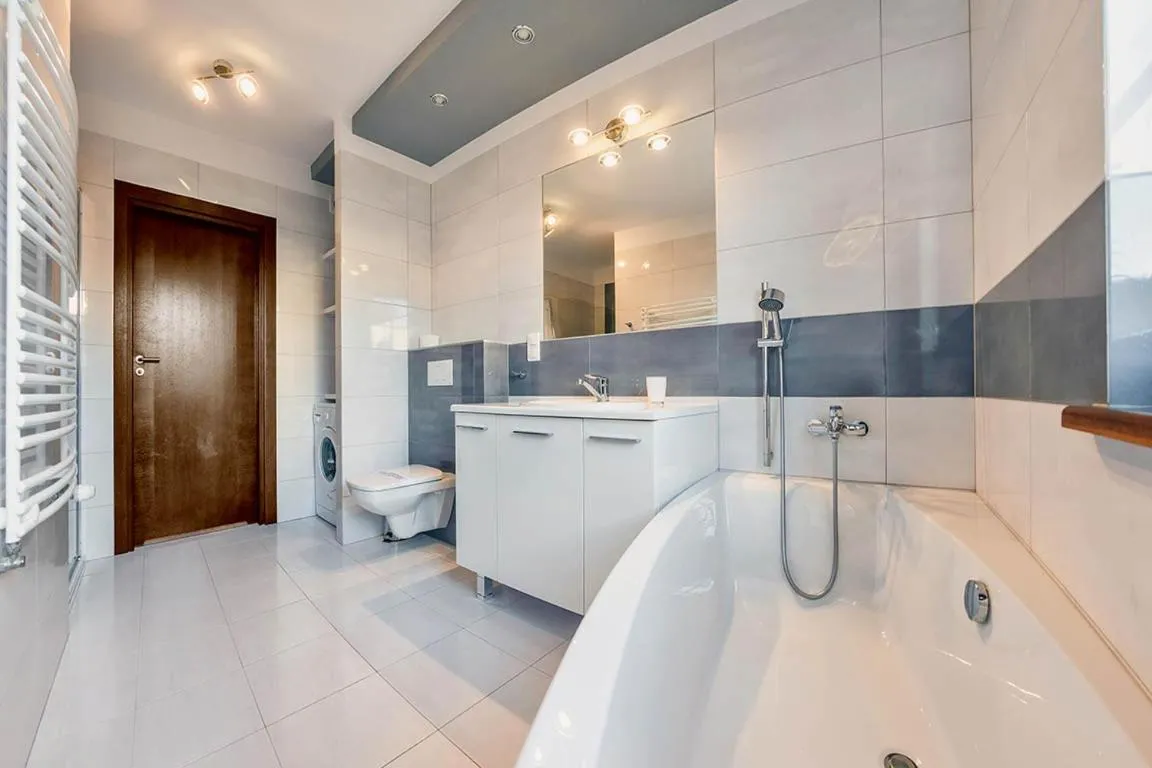 Bathroom in Bulwar Portowy, Sun & Snow
