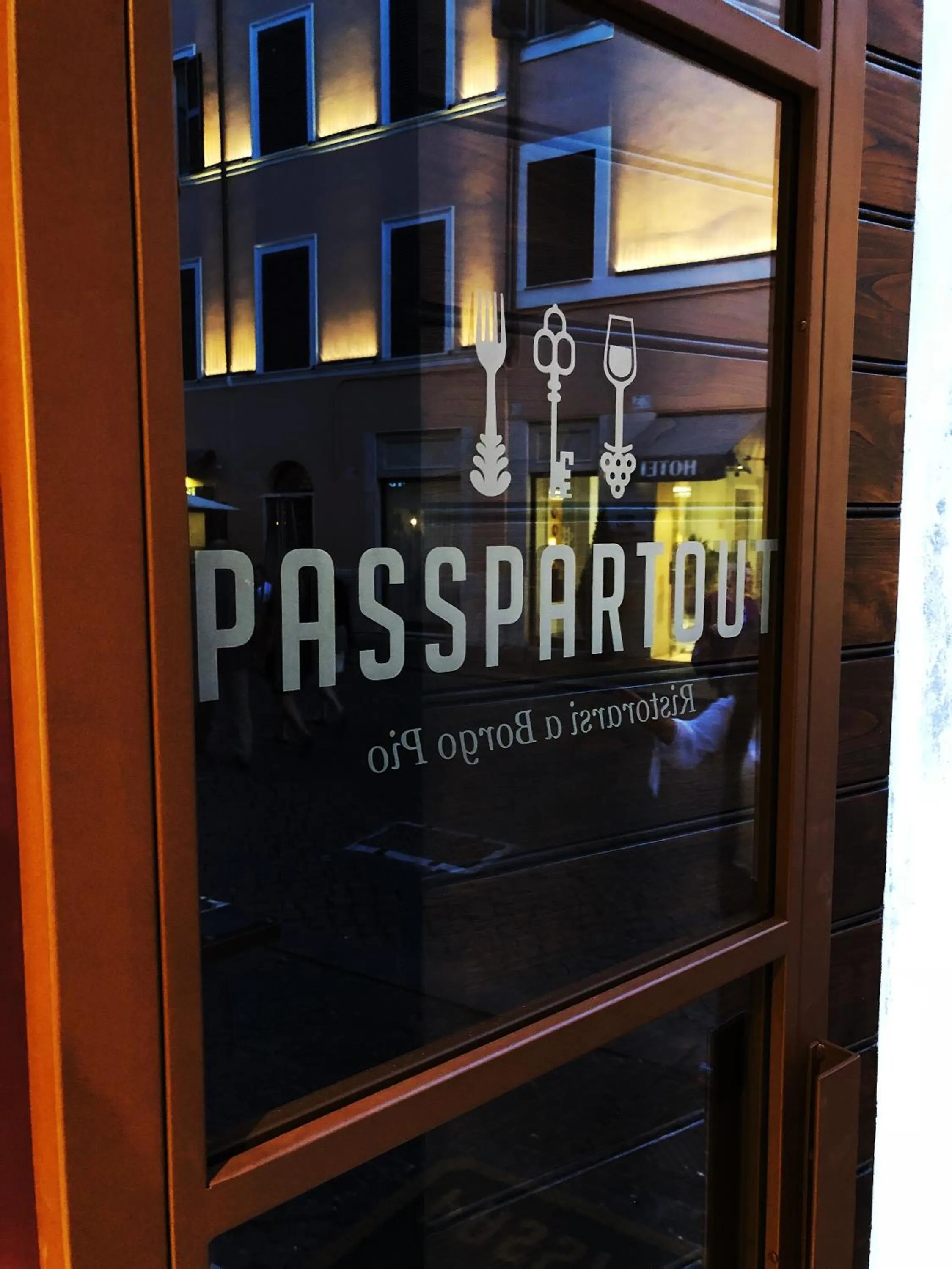 Restaurant/places to eat in Passpartout Boutique Palace
