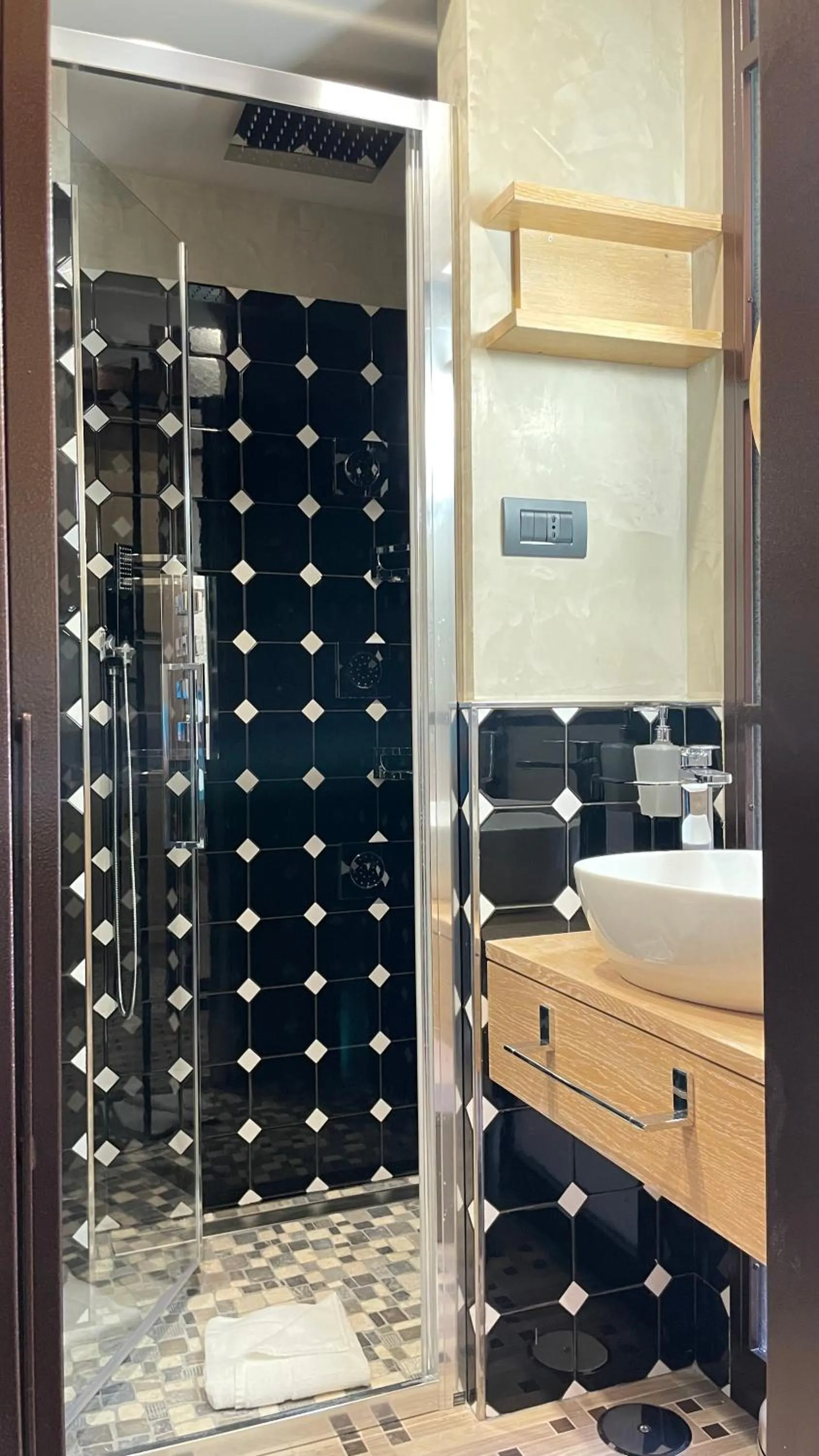 Shower in Passpartout Boutique Palace