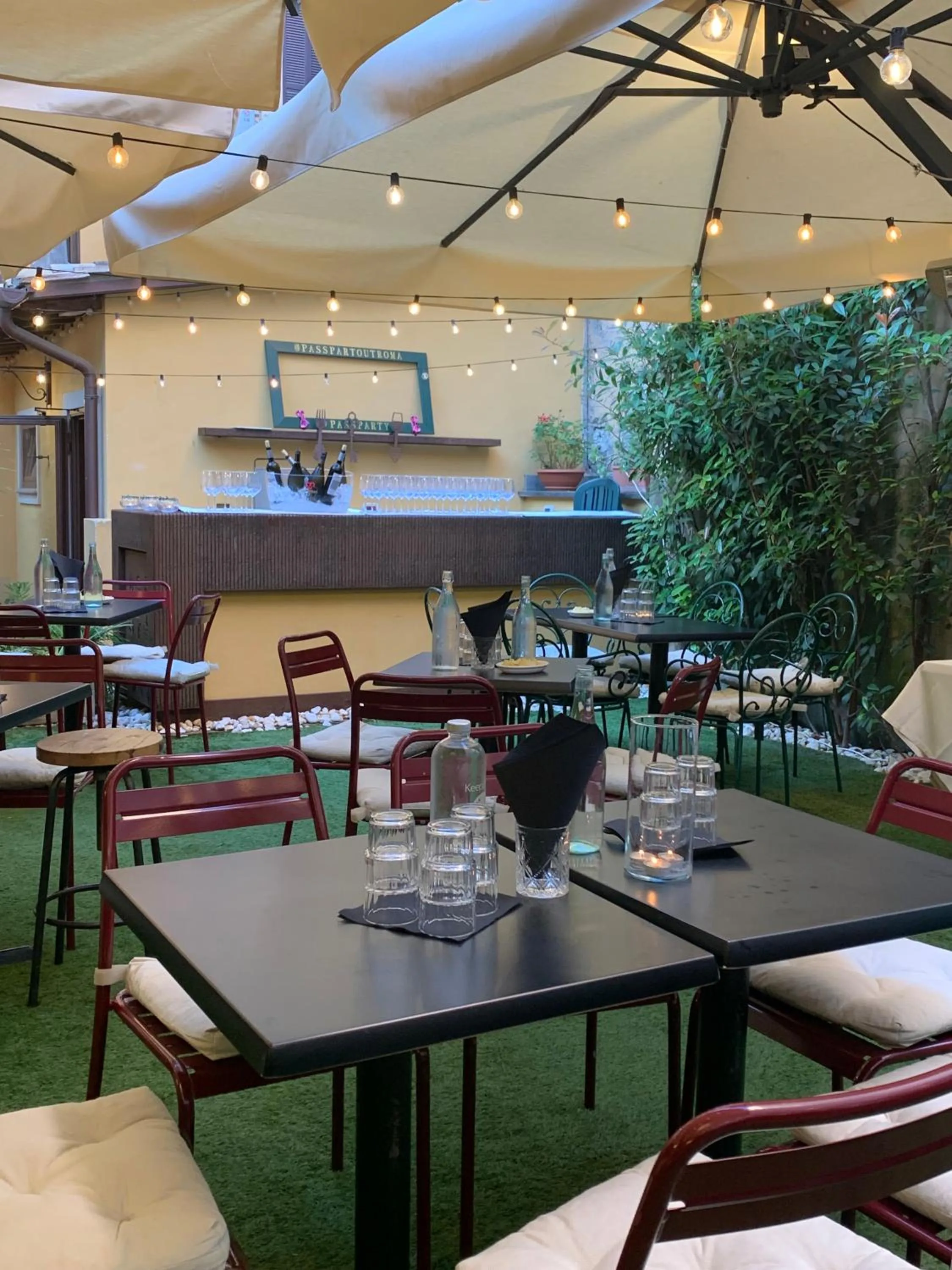 Restaurant/places to eat in Passpartout Boutique Palace