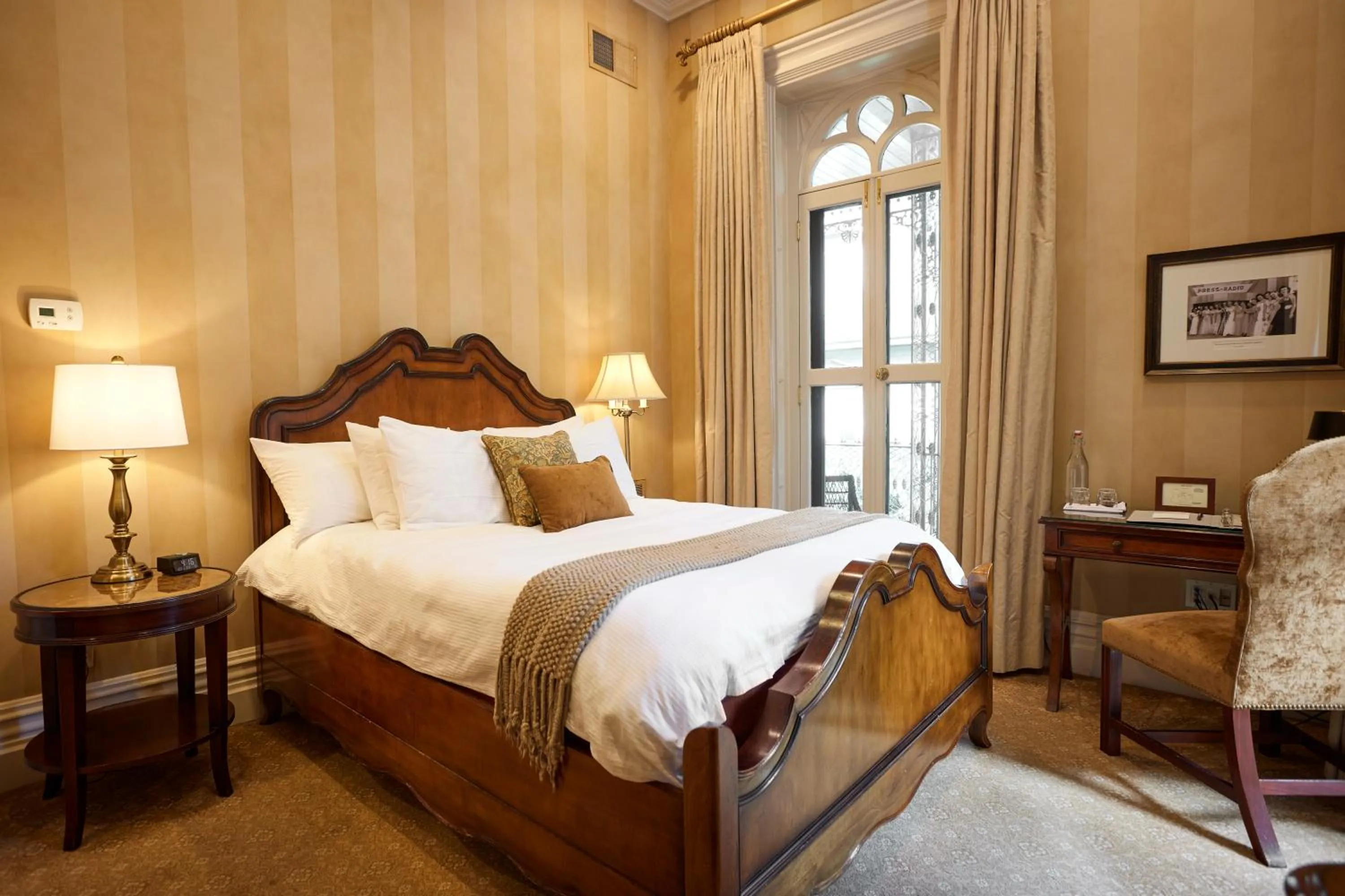 Bed in Mansion Hill Inn