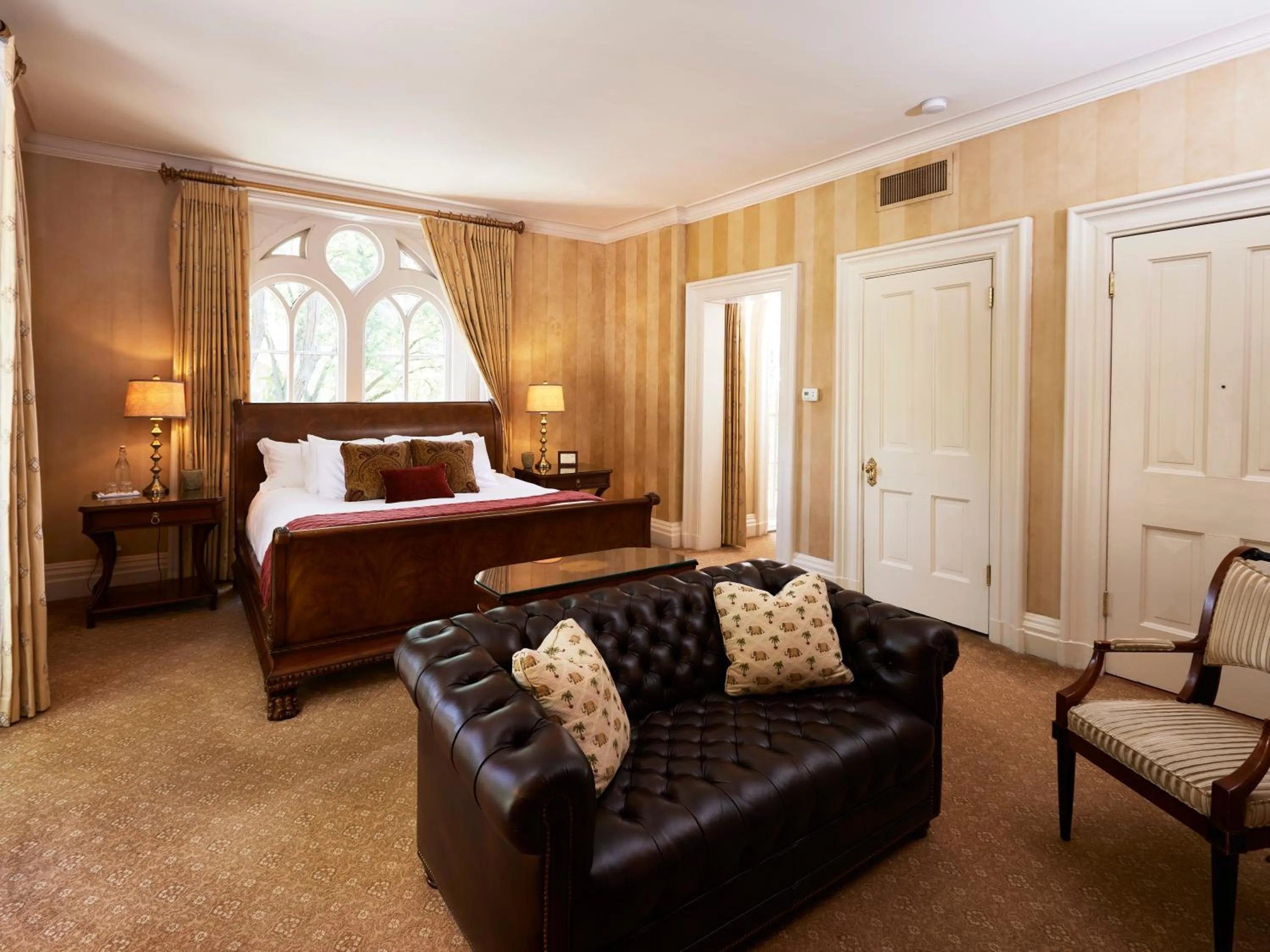 Bed in Mansion Hill Inn