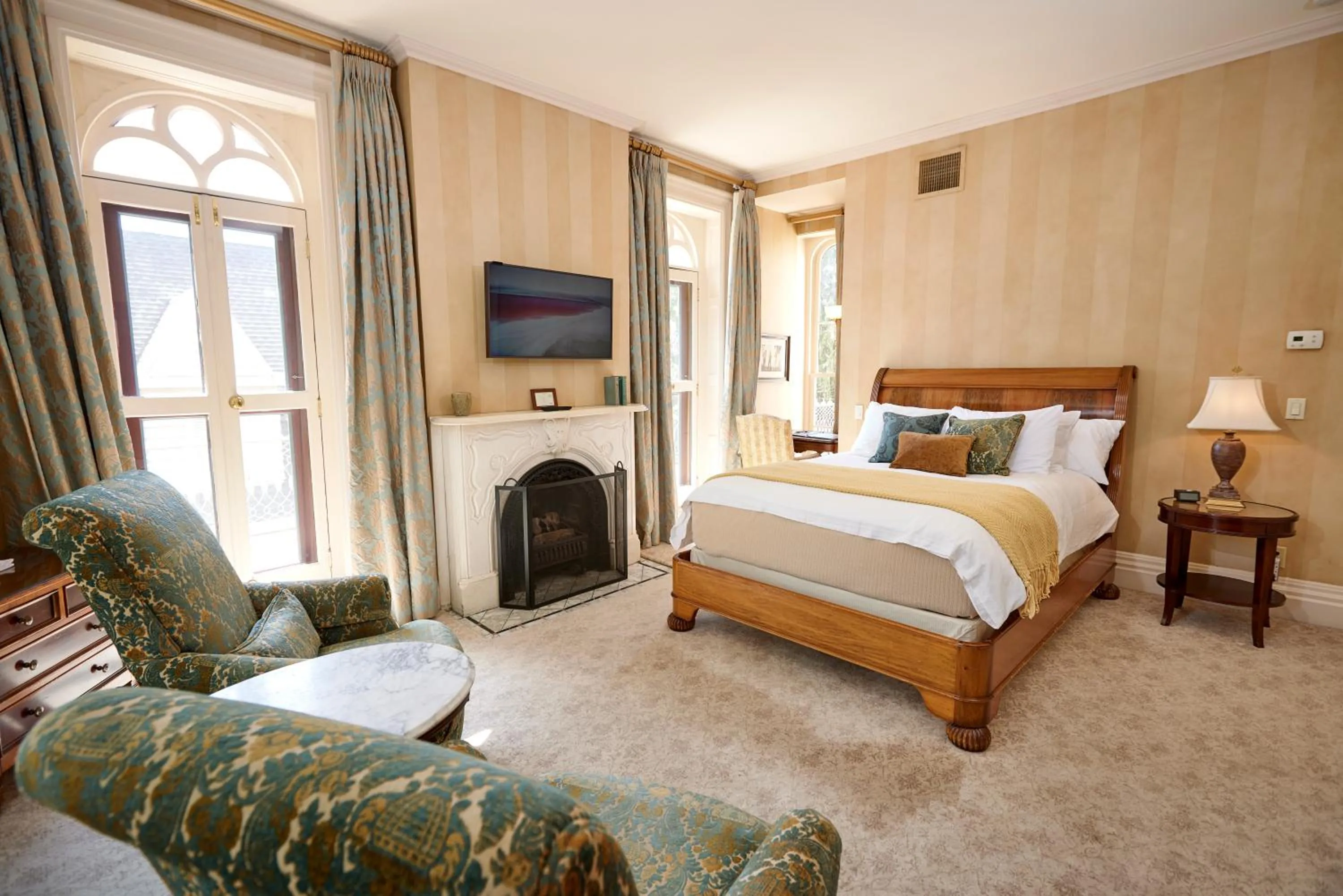 Bed in Mansion Hill Inn