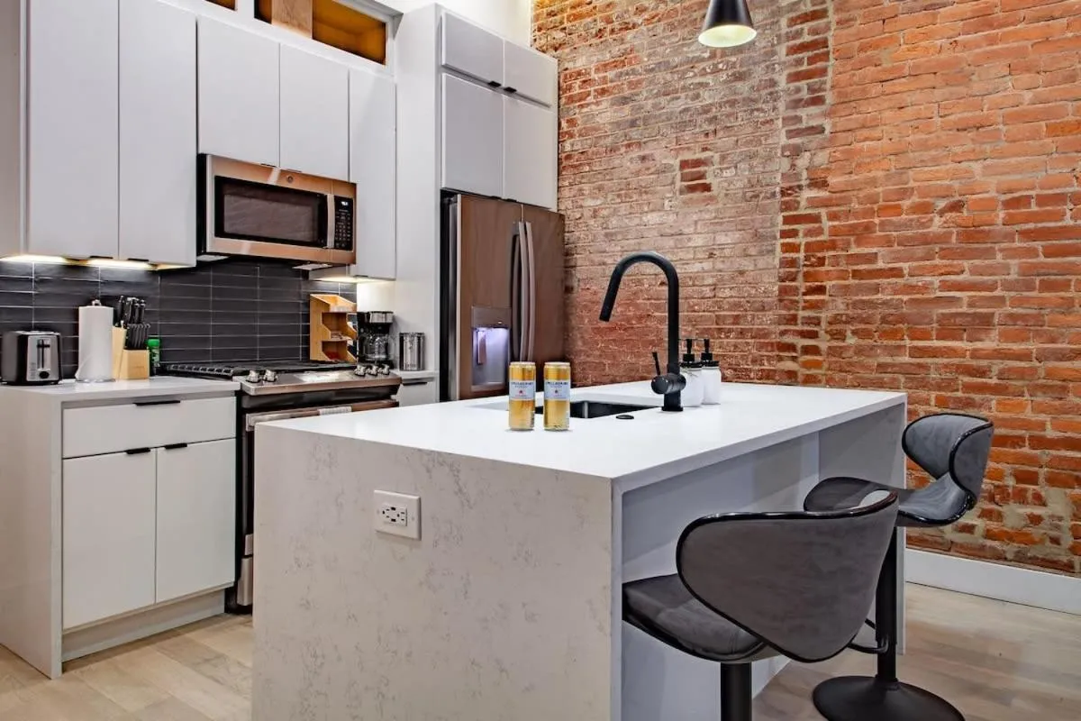 Vibrant 2-BR Luxe Flat Adjacent Eastern Market Walk to METRO Barracks Row Capitol Hill