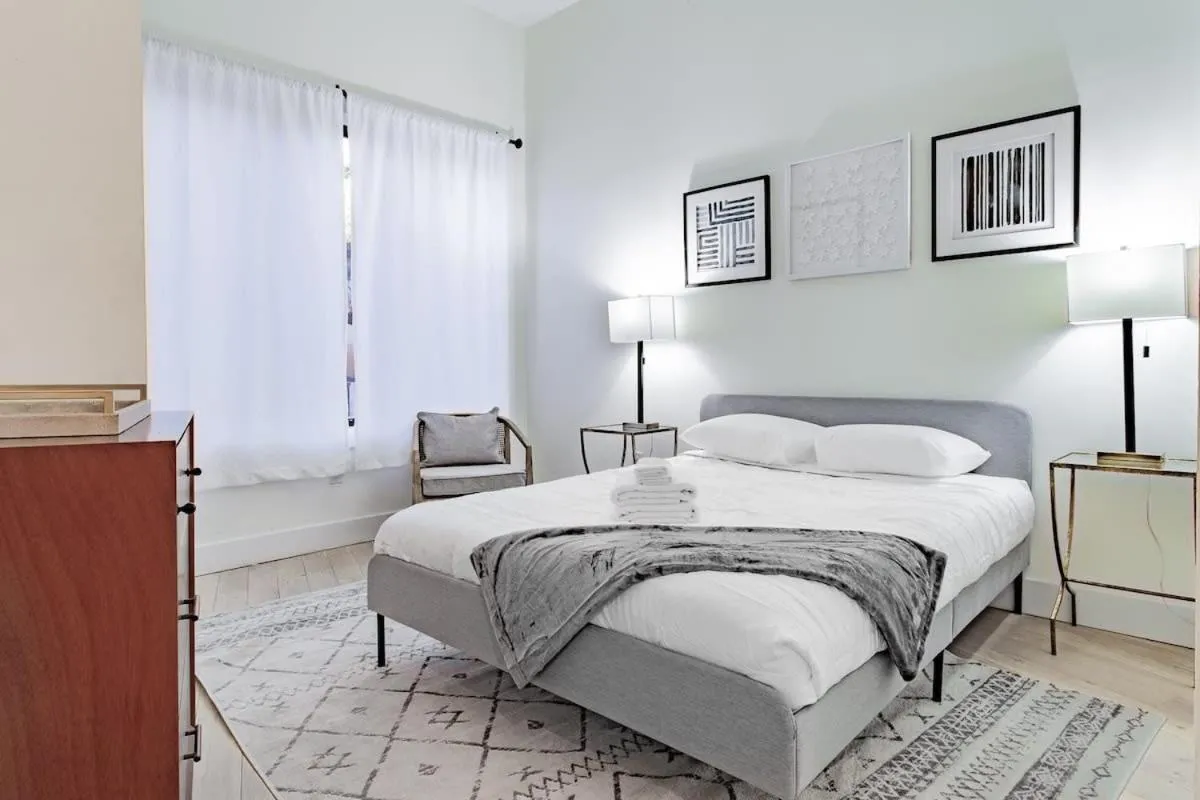 Vibrant 2-BR Luxe Flat Adjacent Eastern Market Walk to METRO Barracks Row Capitol Hill