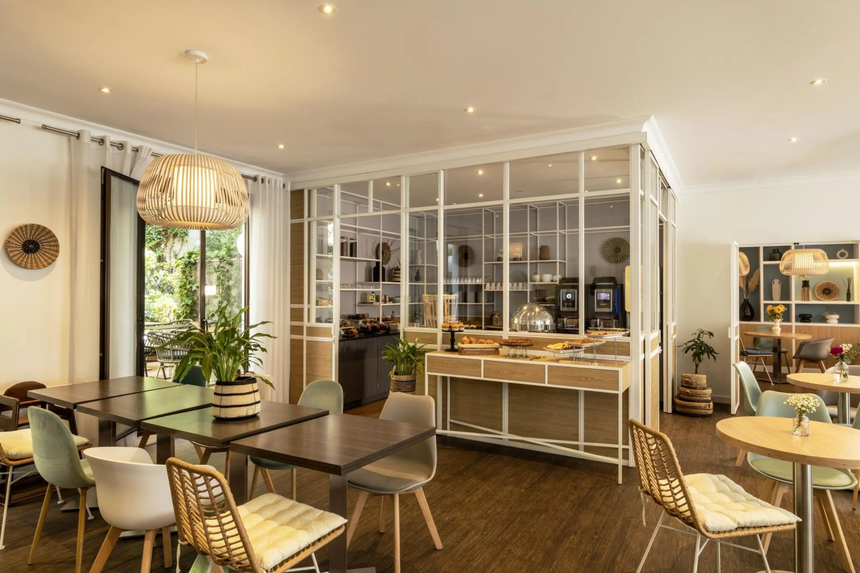 Restaurant/places to eat in Hotel Paris Louis Blanc