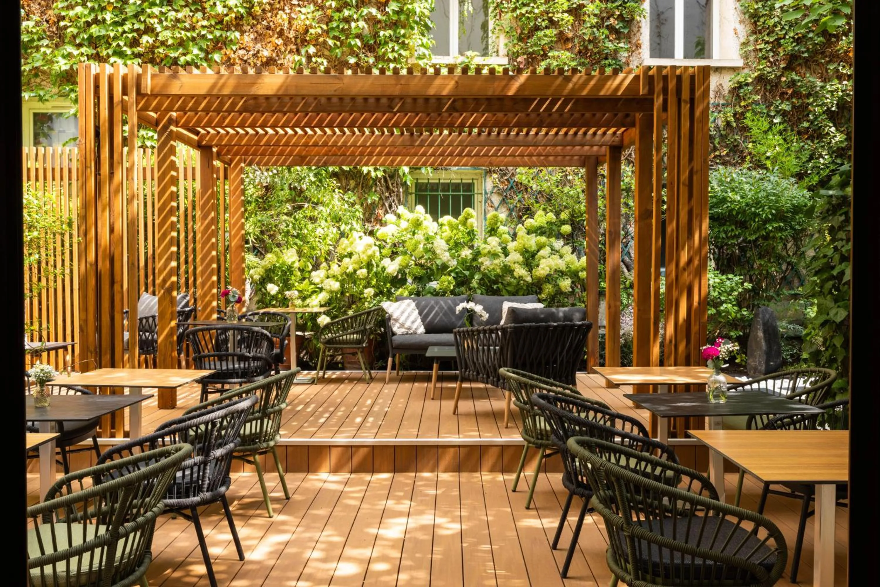Garden view in Hotel Paris Louis Blanc