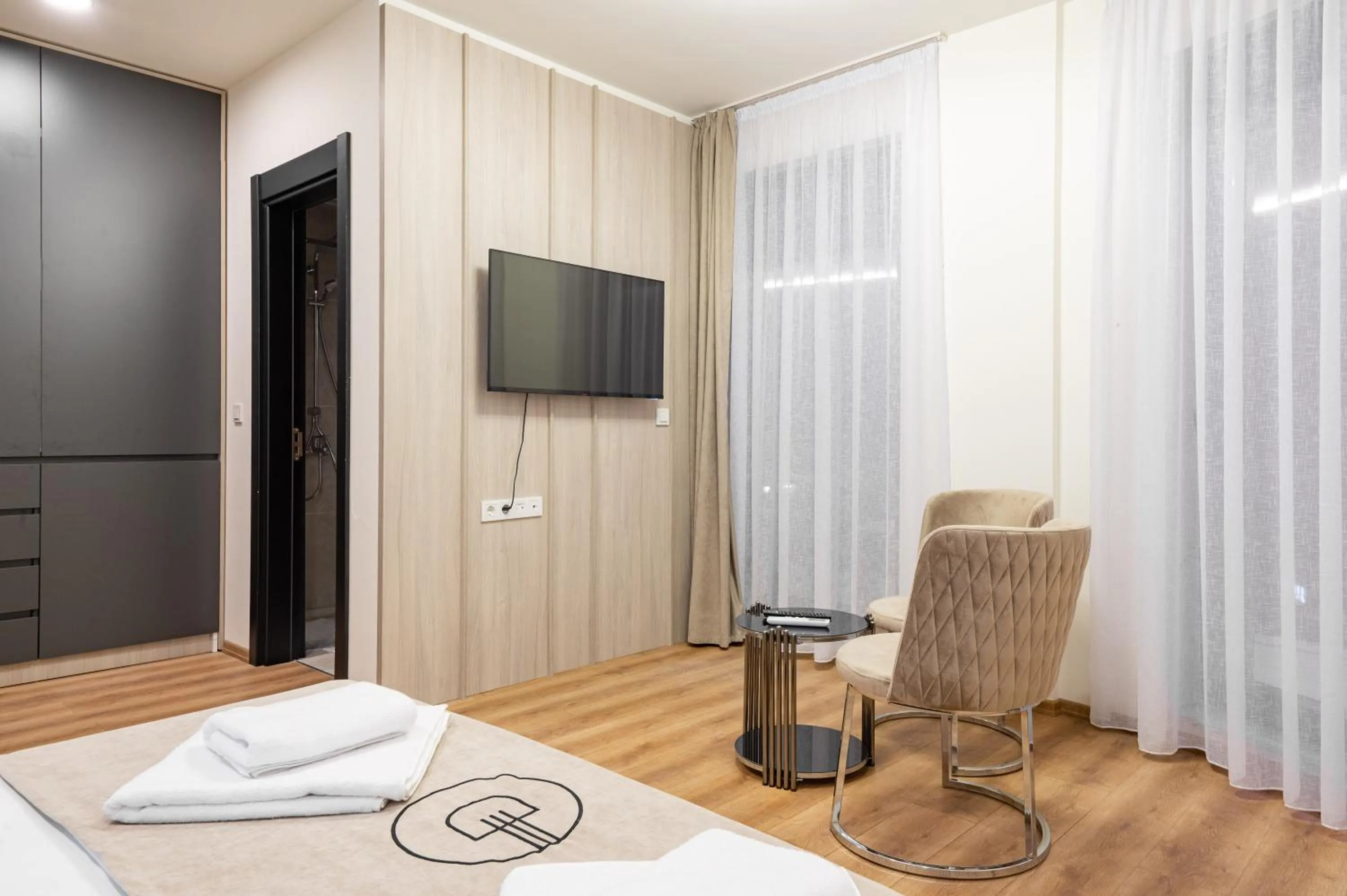 Seating area, Bed in Dulamerovic Hotel